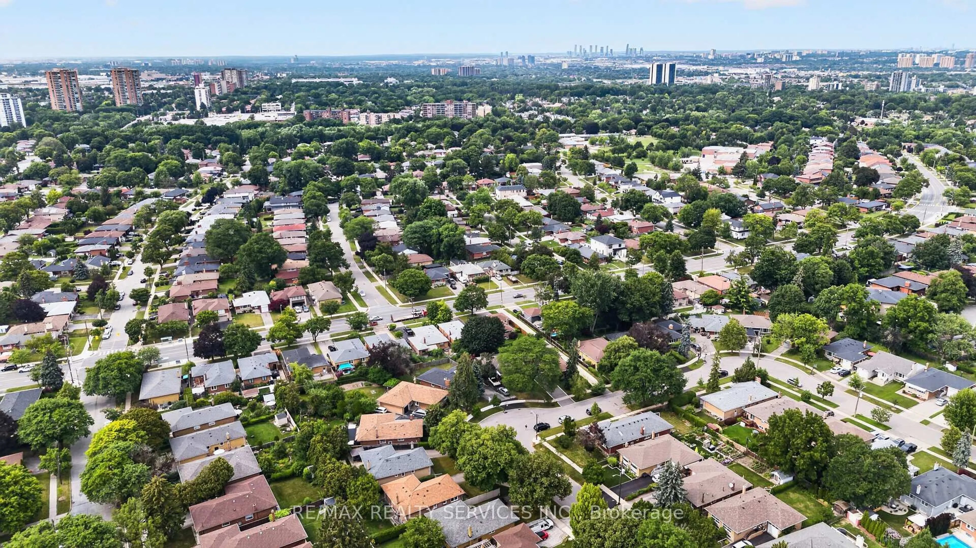 A pic from outside/outdoor area/front of a property/back of a property/a pic from drone, street for 18 Spencely Crt, Toronto Ontario M9P 1N5