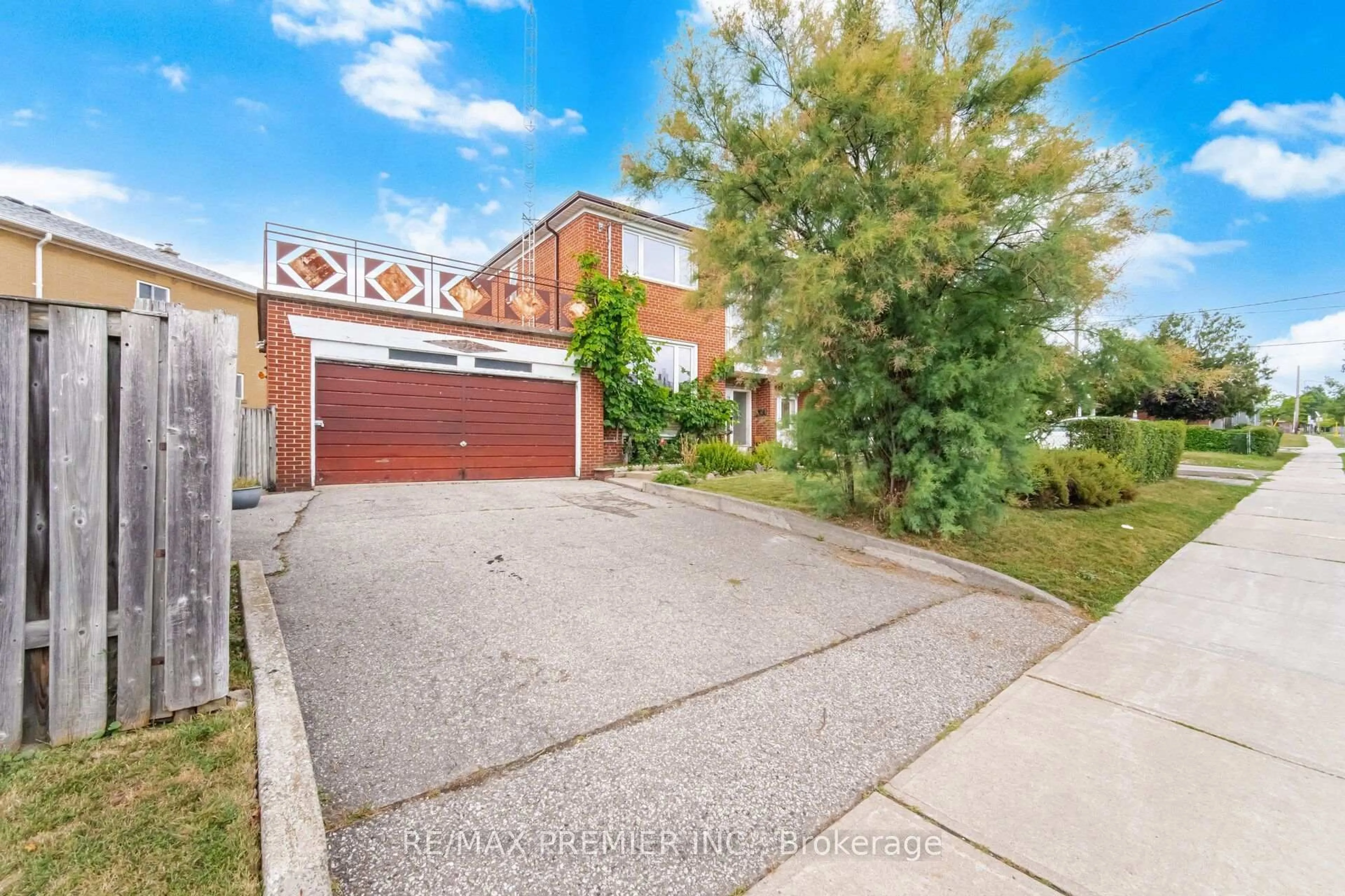 A pic from outside/outdoor area/front of a property/back of a property/a pic from drone, street for 148 Giltspur Dr, Toronto Ontario M3L 1N1