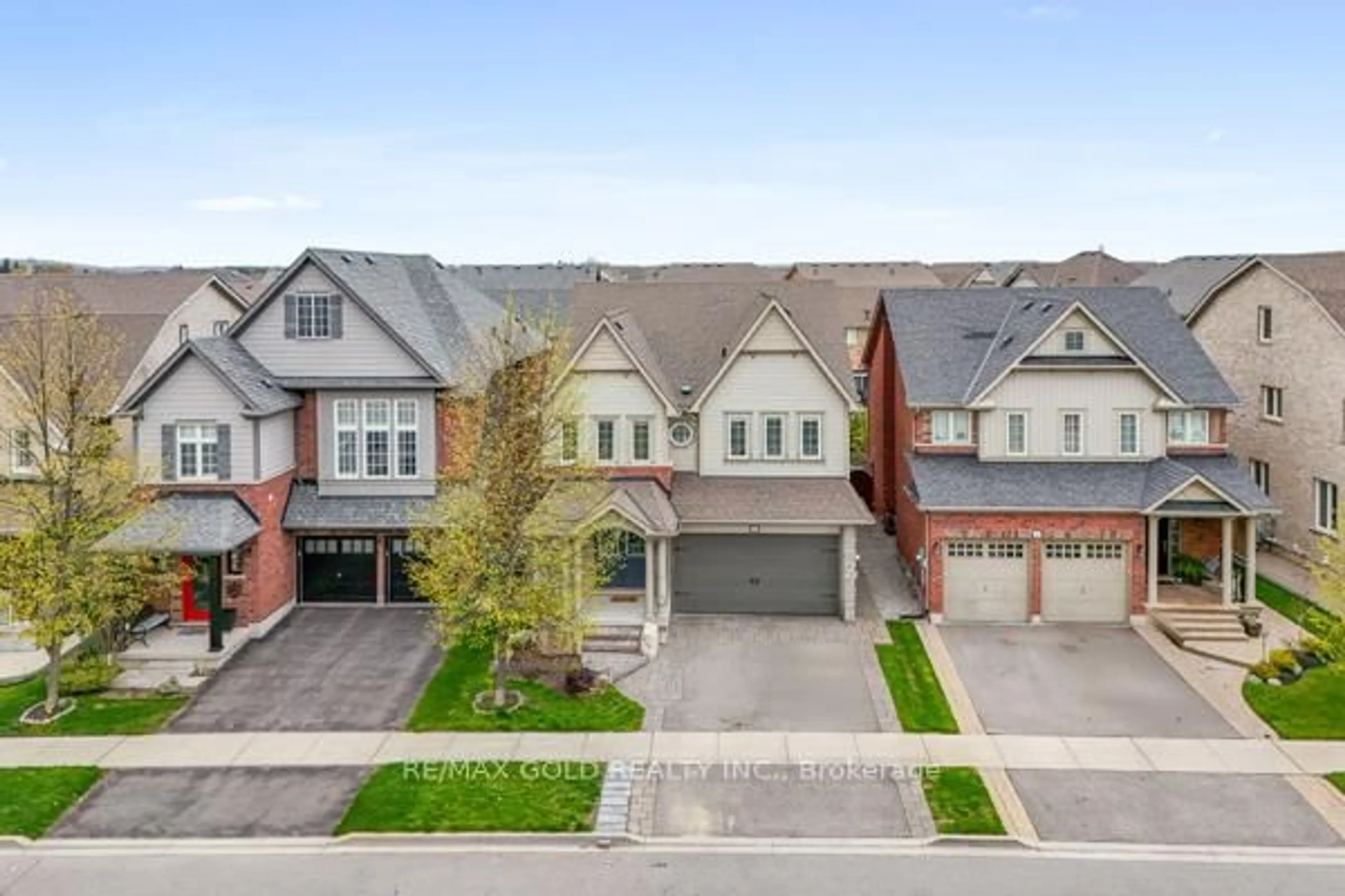 A pic from outside/outdoor area/front of a property/back of a property/a pic from drone, street for 10 Rougebank Ave, Caledon Ontario L7C 3V1