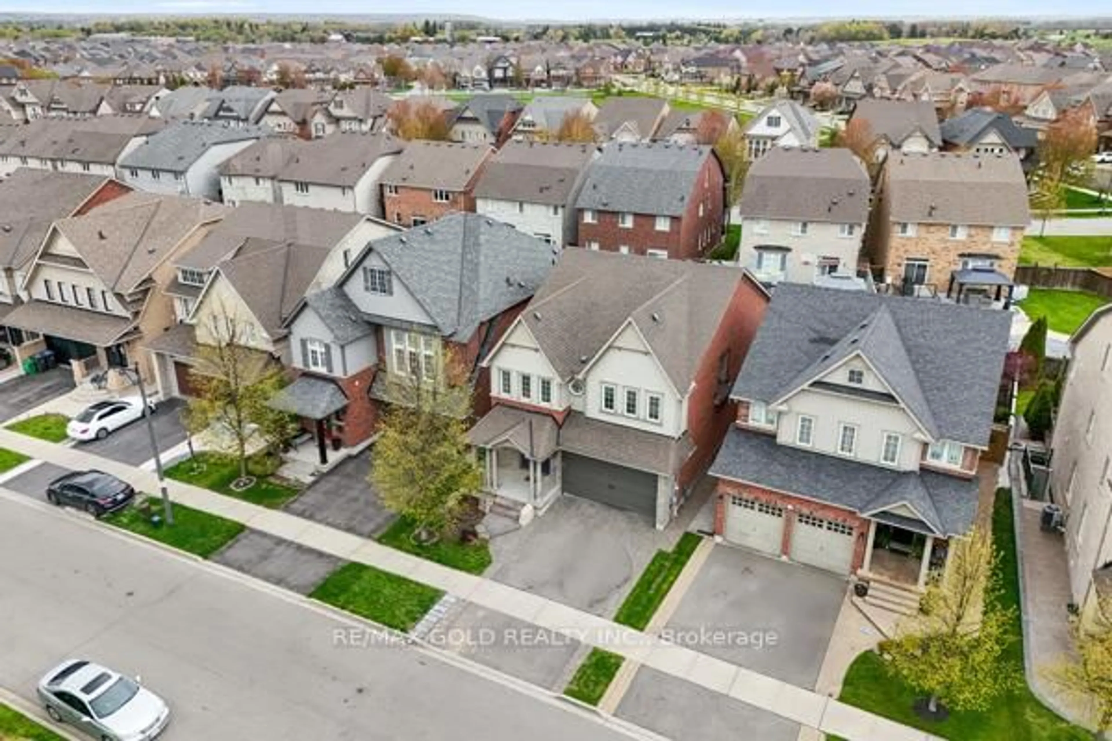A pic from outside/outdoor area/front of a property/back of a property/a pic from drone, street for 10 Rougebank Ave, Caledon Ontario L7C 3V1