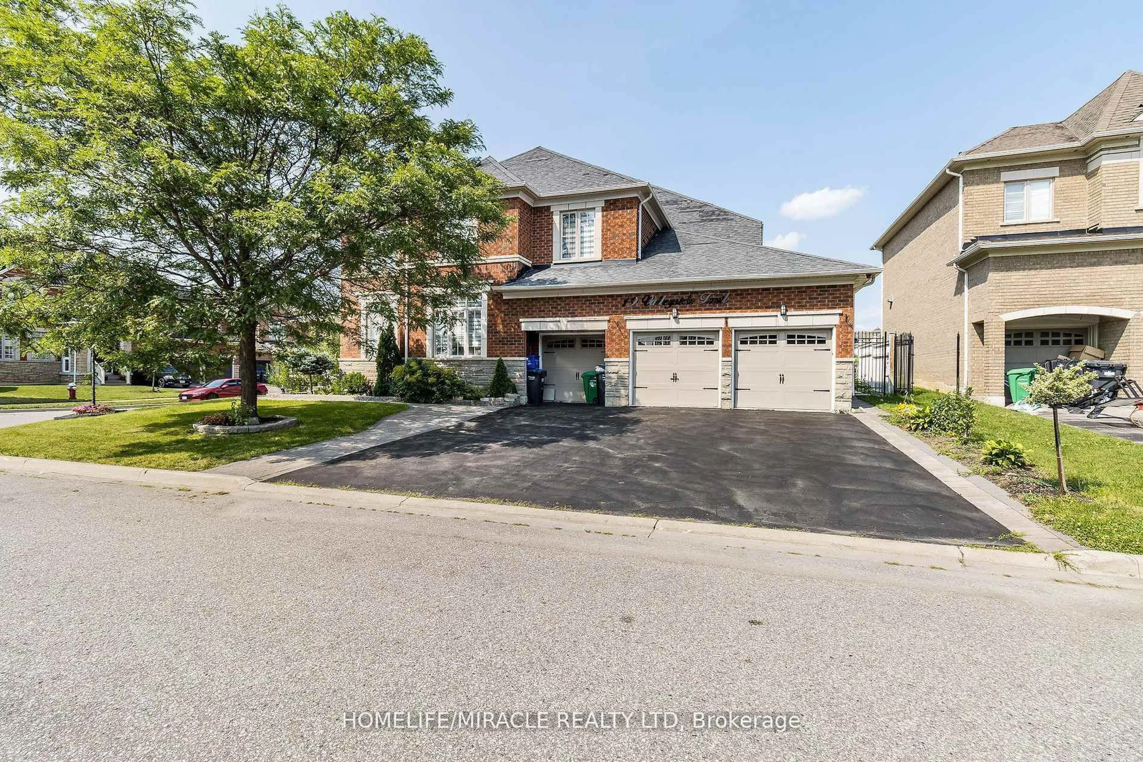 A pic from outside/outdoor area/front of a property/back of a property/a pic from drone, street for 19 Valleyside Tr, Brampton Ontario L6P 2G4