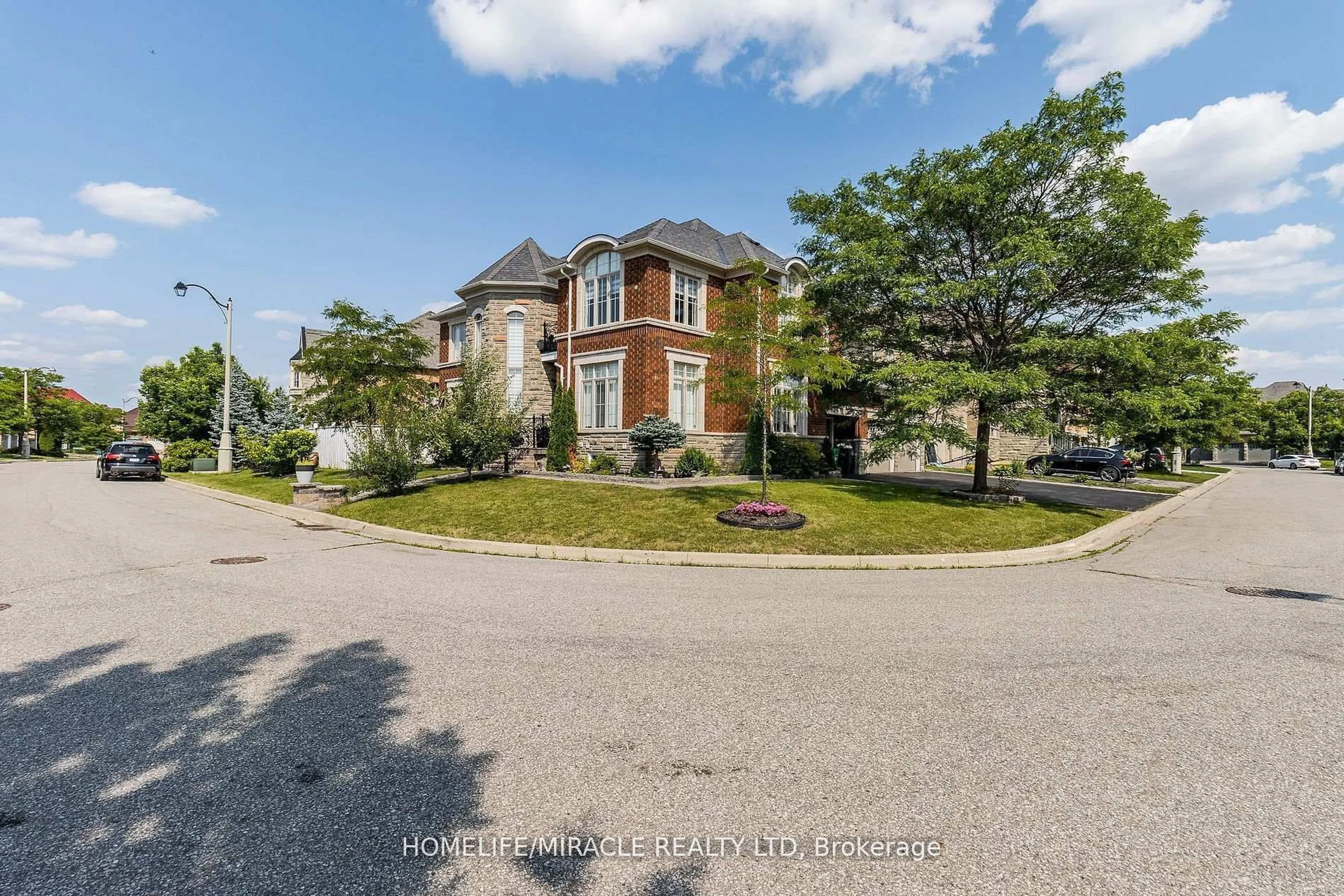 A pic from outside/outdoor area/front of a property/back of a property/a pic from drone, street for 19 Valleyside Tr, Brampton Ontario L6P 2G4