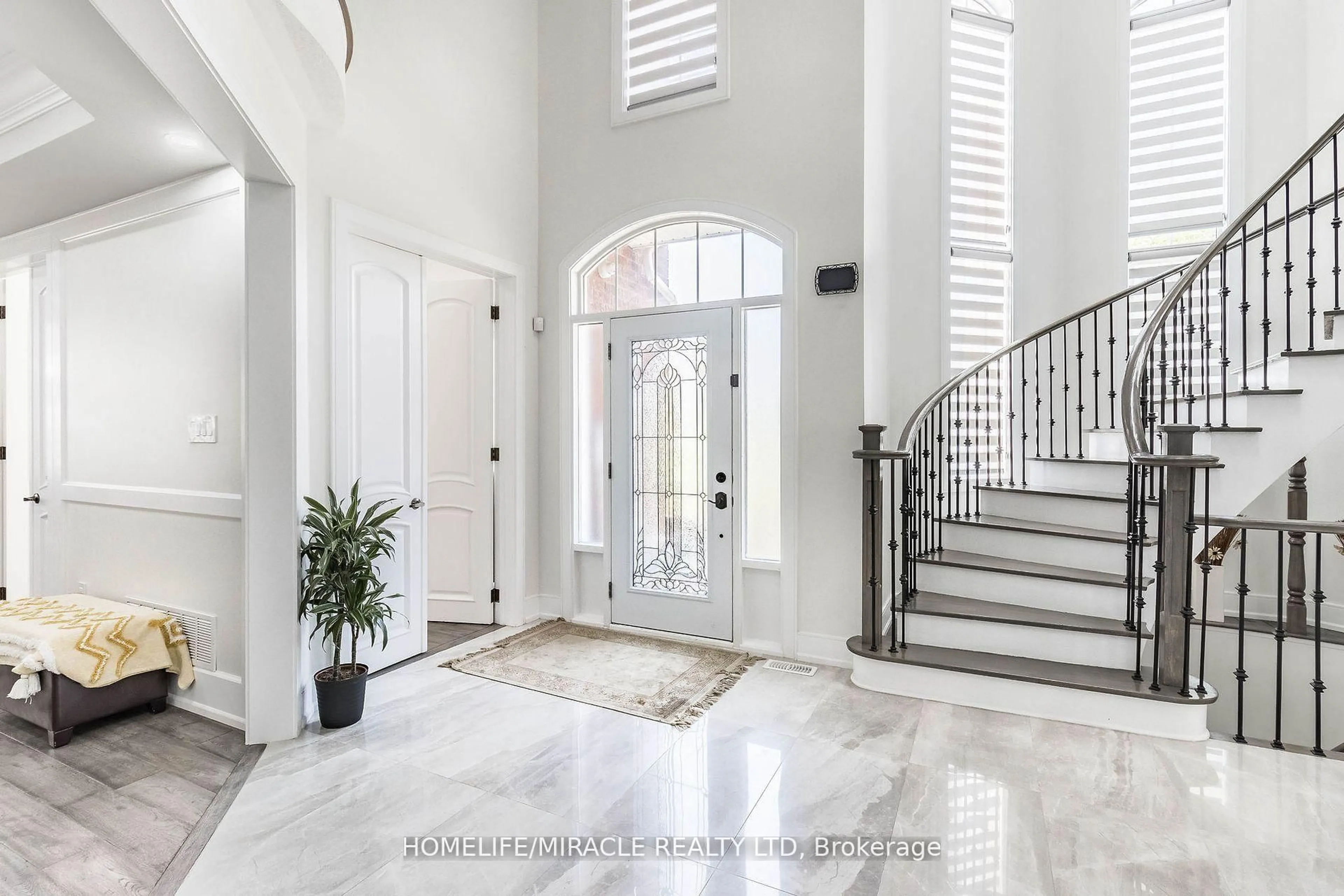 Indoor entryway for 19 Valleyside Tr, Brampton Ontario L6P 2G4