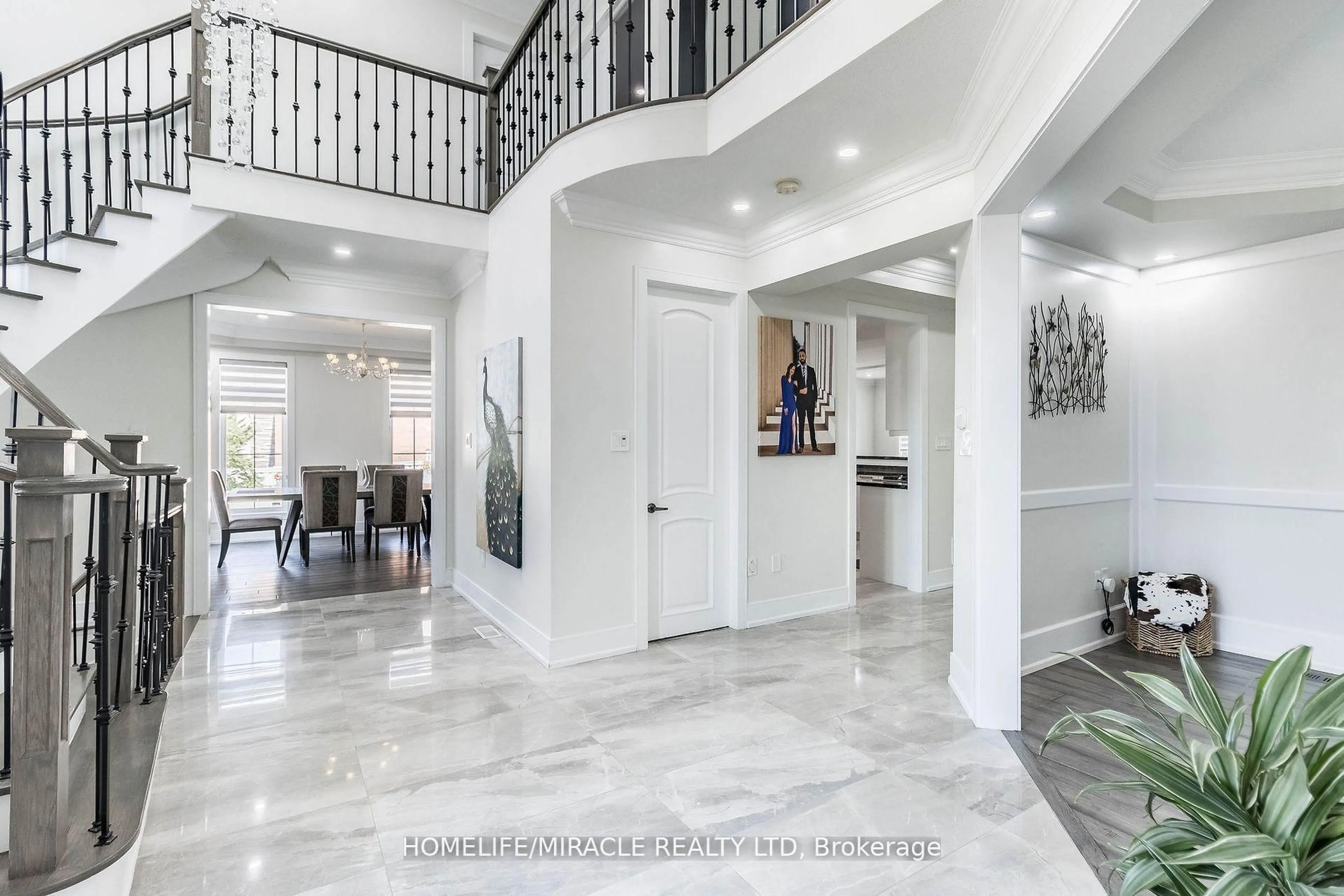 Indoor entryway for 19 Valleyside Tr, Brampton Ontario L6P 2G4