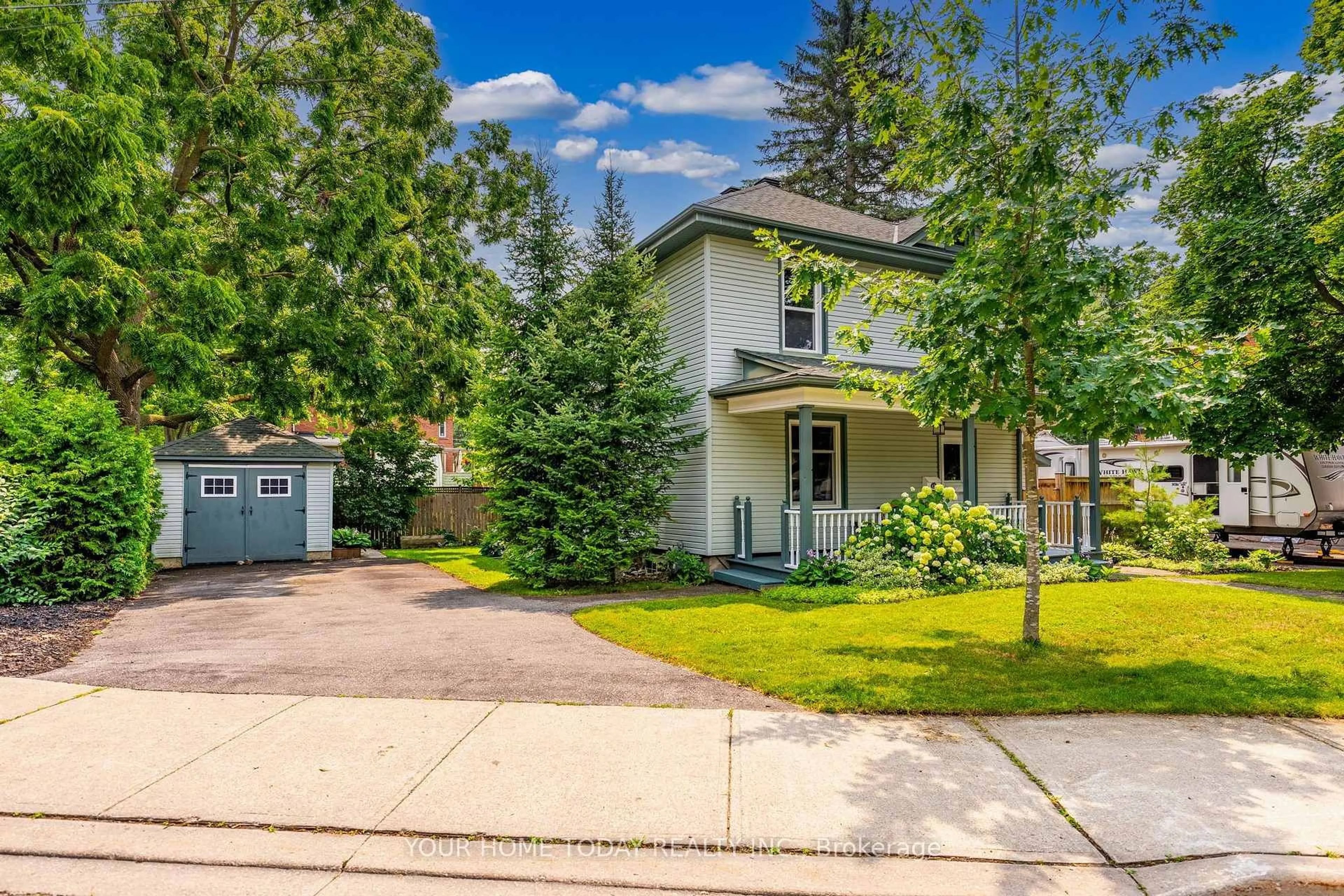 A pic from outside/outdoor area/front of a property/back of a property/a pic from drone, street for 12 King St, Halton Hills Ontario L7G 2H1