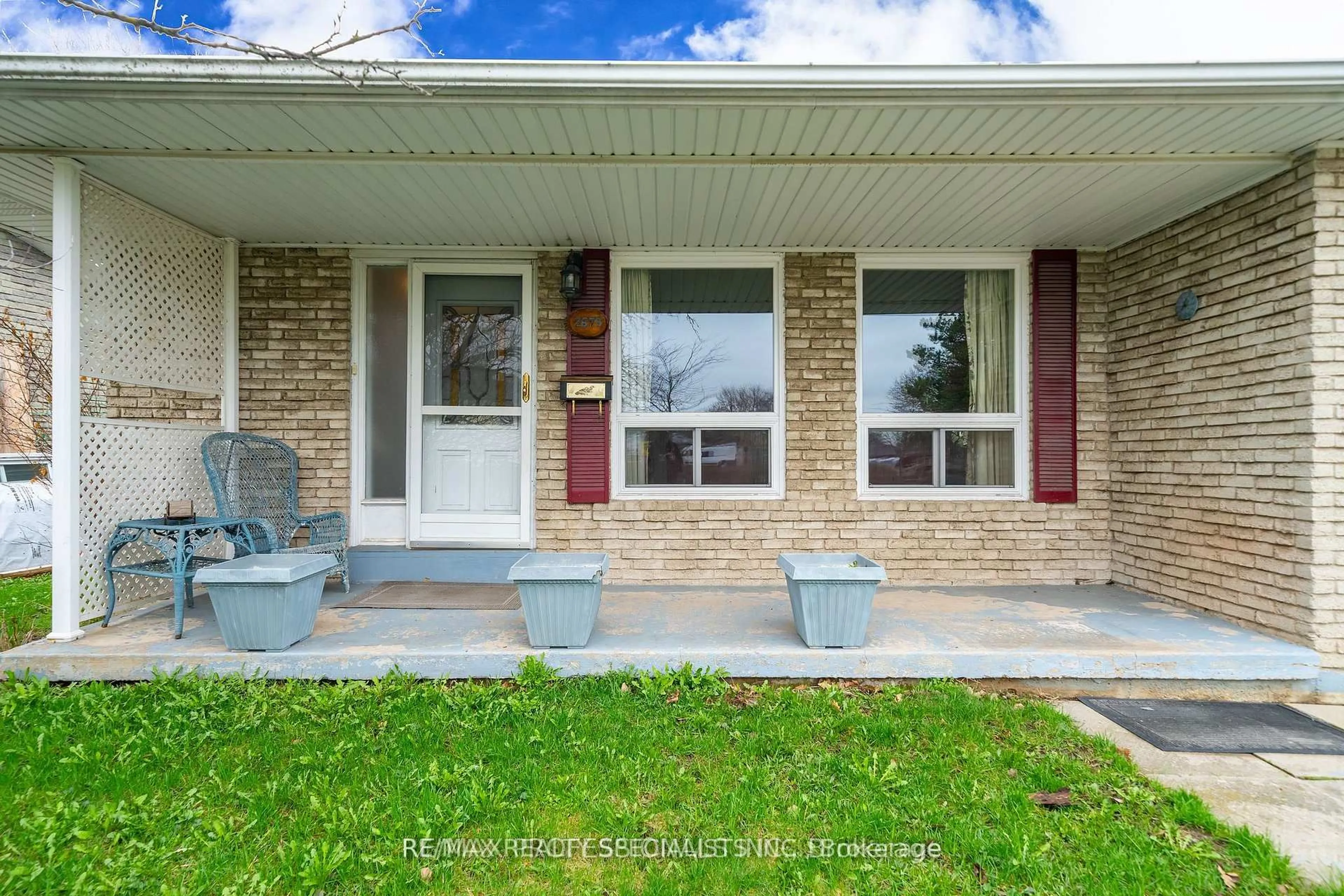 Home with vinyl exterior material, street for 2679 Frankston Rd, Mississauga Ontario L5L 1S3