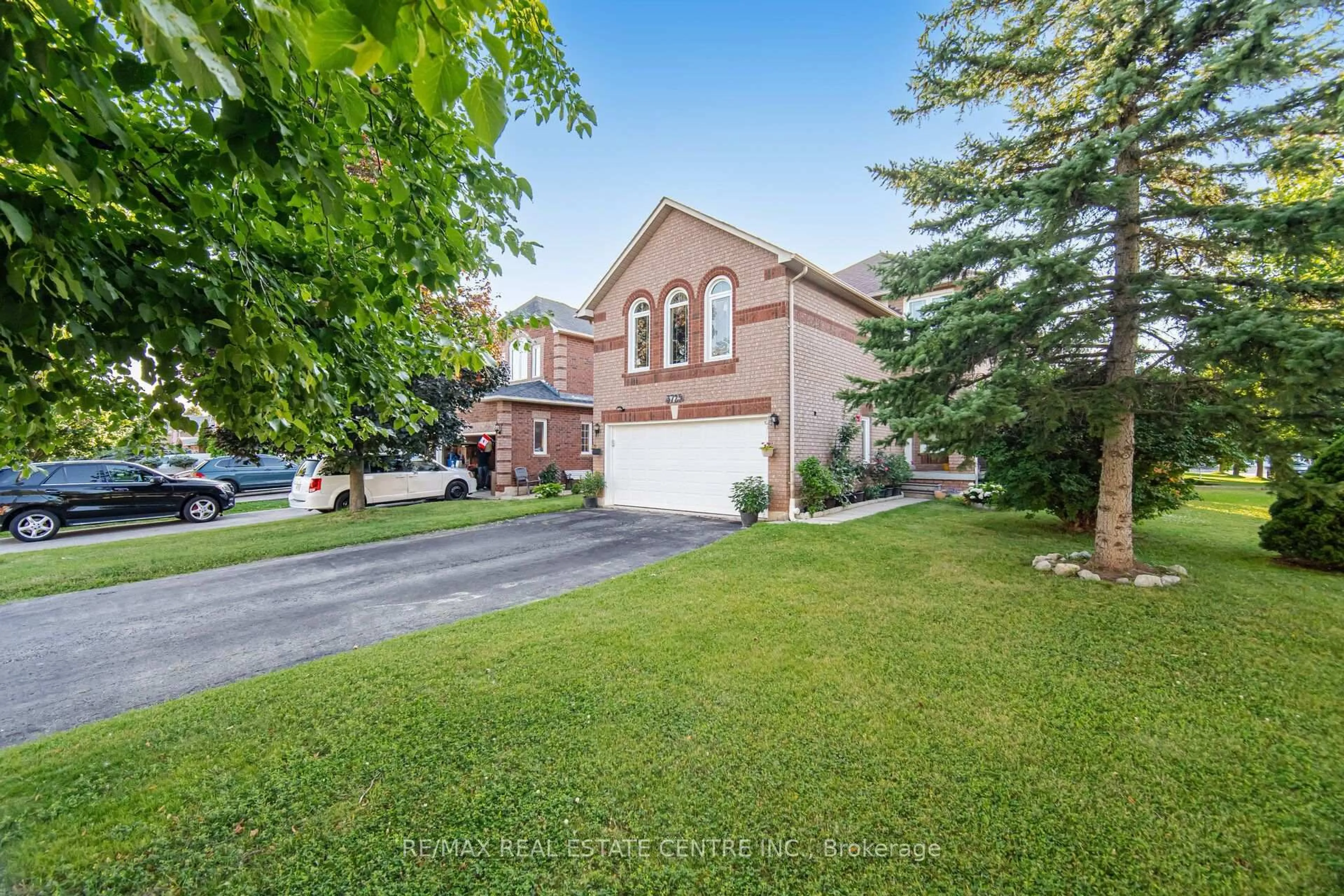 A pic from outside/outdoor area/front of a property/back of a property/a pic from drone, street for 3725 Althorpe Circ, Mississauga Ontario L5N 7G5