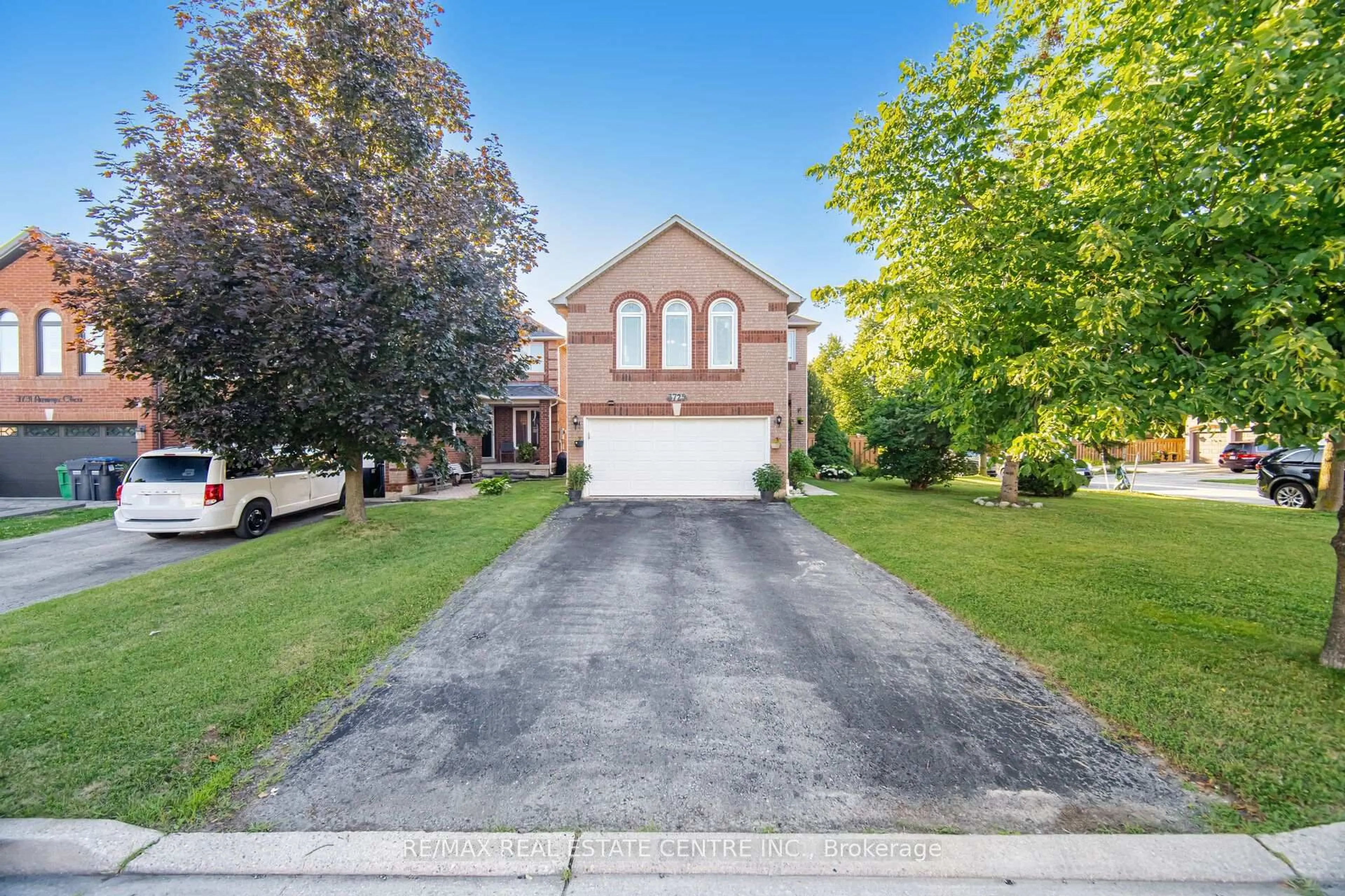 A pic from outside/outdoor area/front of a property/back of a property/a pic from drone, street for 3725 Althorpe Circ, Mississauga Ontario L5N 7G5