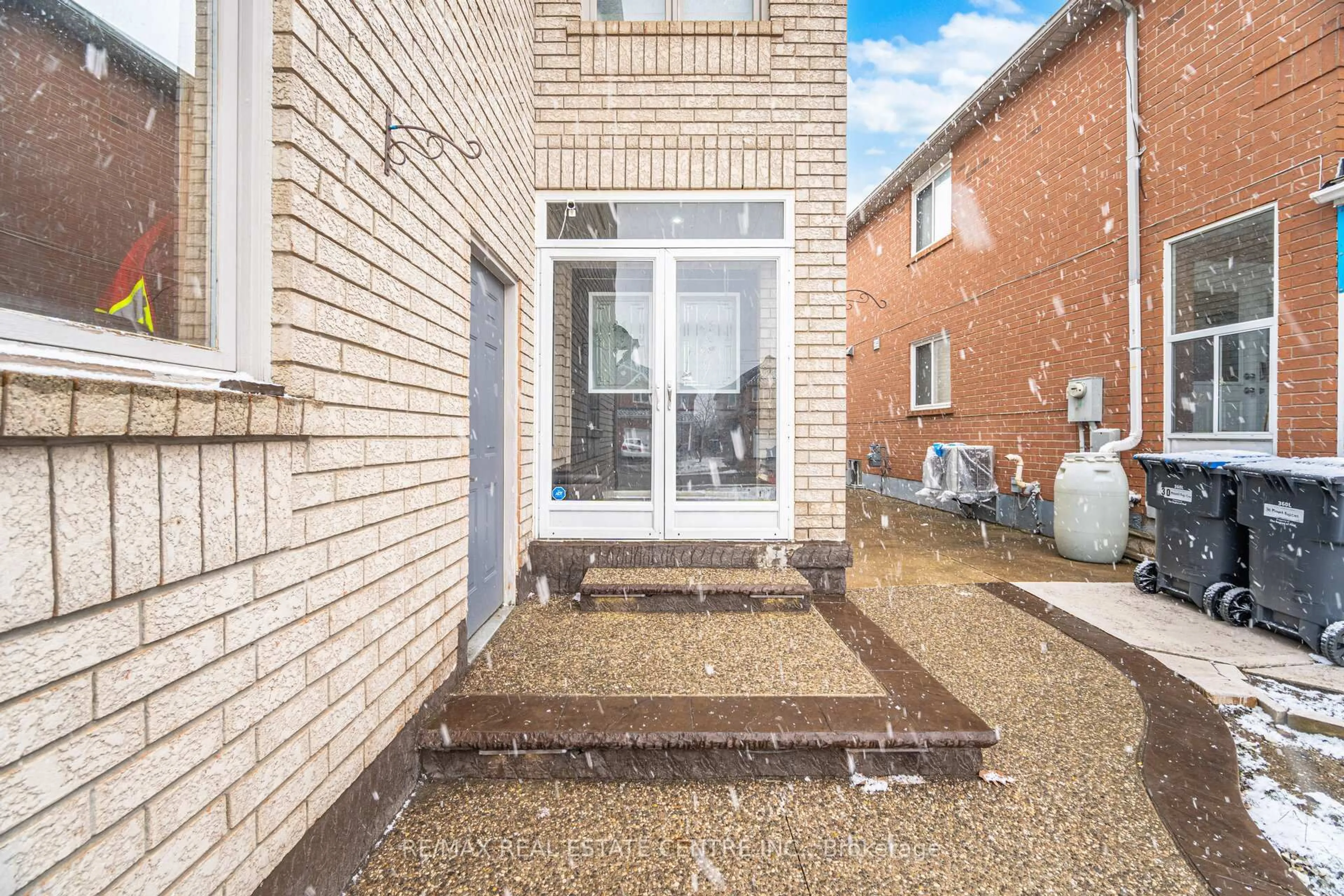 Patio, street for 28 Mount Fuji Cres, Brampton Ontario L6R 2L3