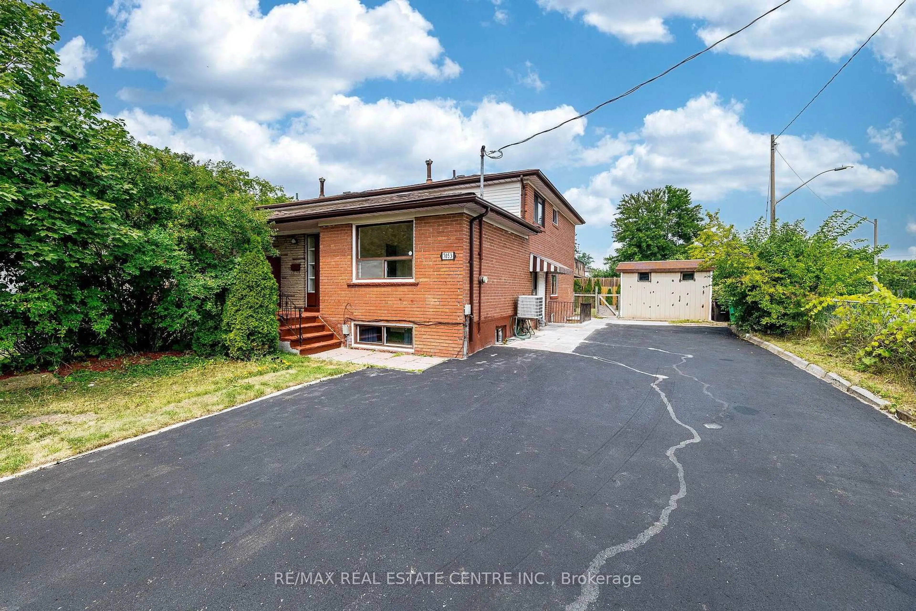 A pic from outside/outdoor area/front of a property/back of a property/a pic from drone, street for 7053 Harwick Dr, Mississauga Ontario L4T 3A3