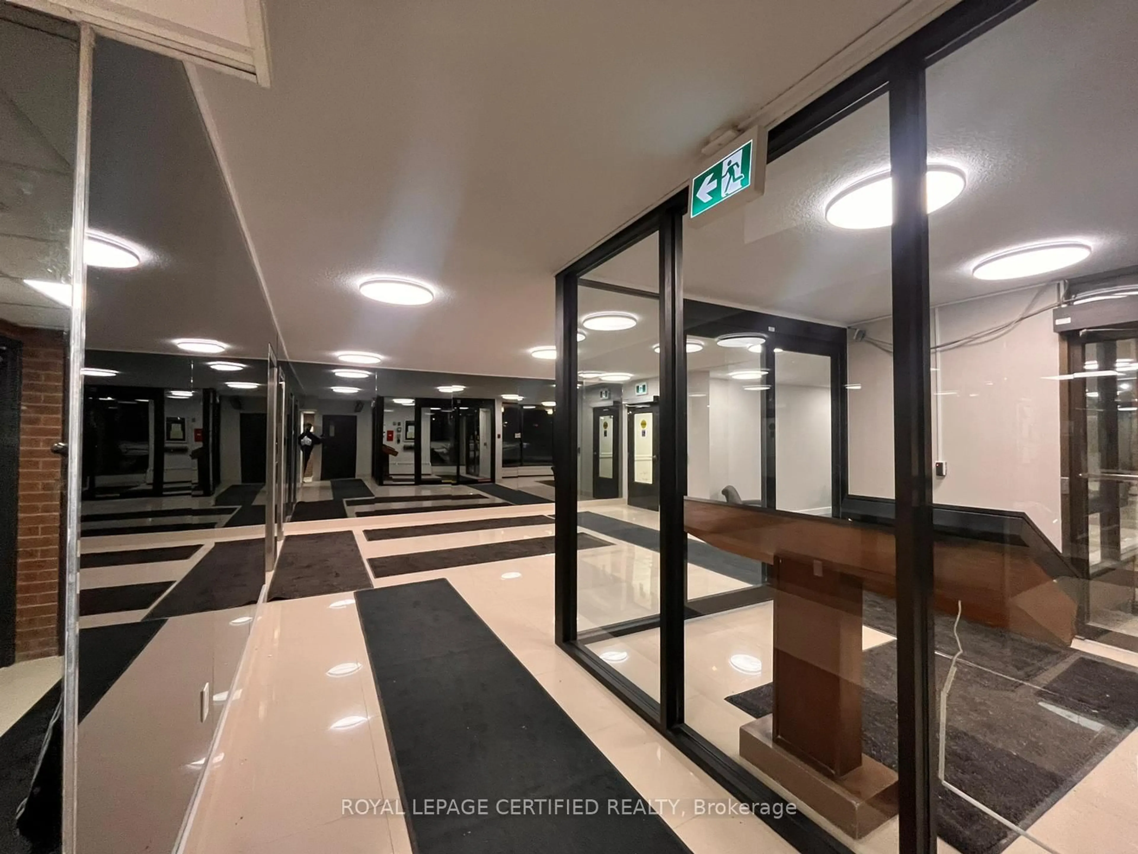 Indoor foyer for 2929 Aquitaine Ave #1209, Mississauga Ontario L5N 2C7