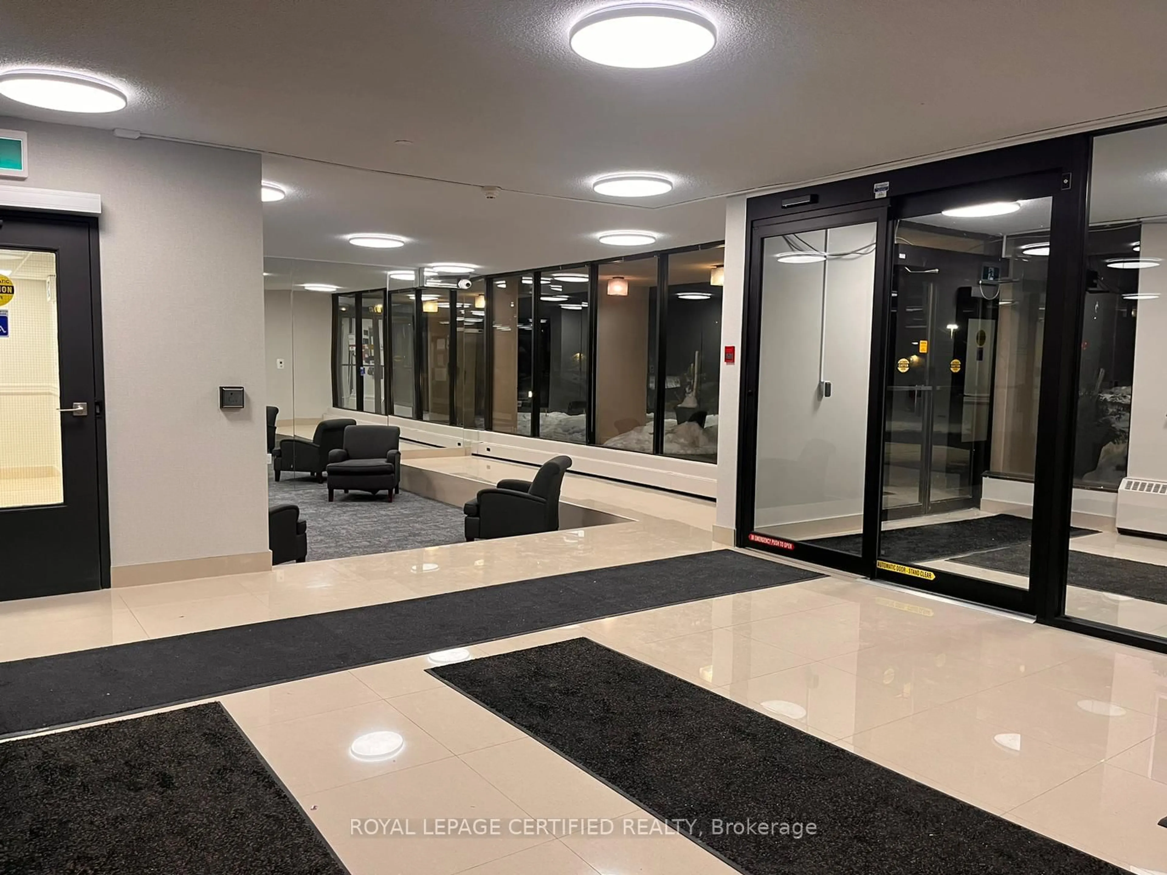 Indoor foyer for 2929 Aquitaine Ave #1209, Mississauga Ontario L5N 2C7