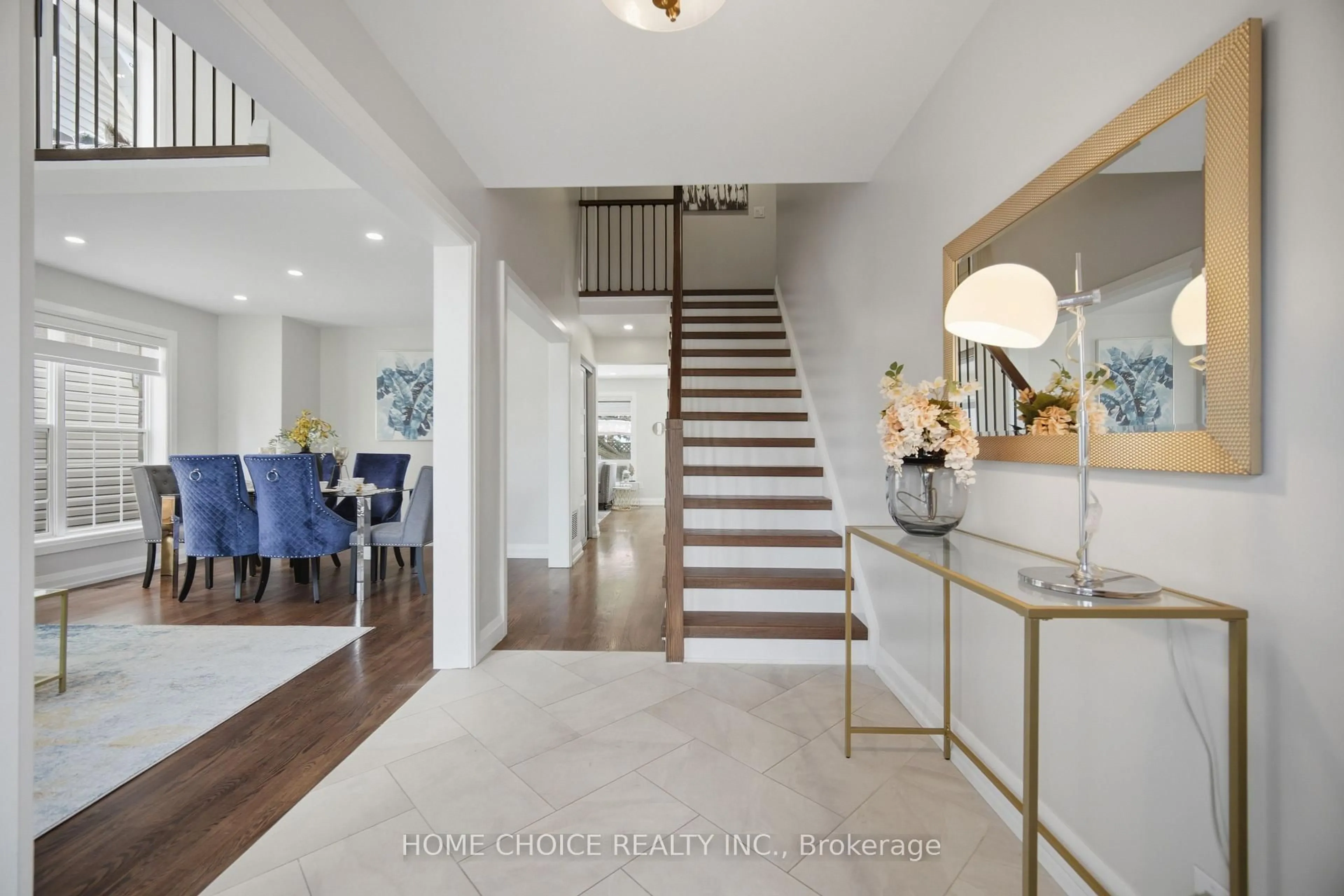 Indoor entryway for 670 Dolby Cres, Milton Ontario L9T 5V5