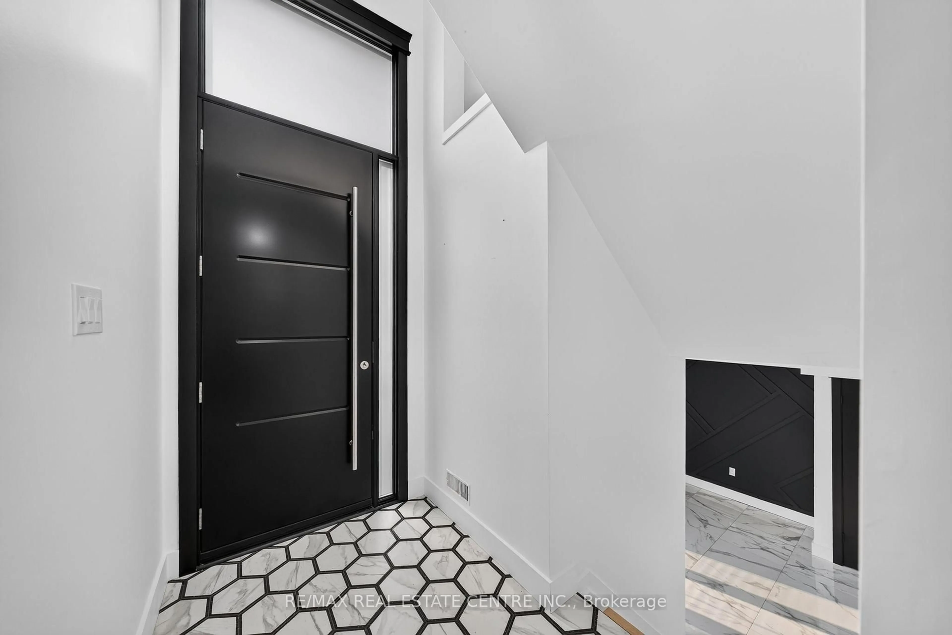Indoor entryway for 5090 Fairview St #50, Burlington Ontario L7L 7H5