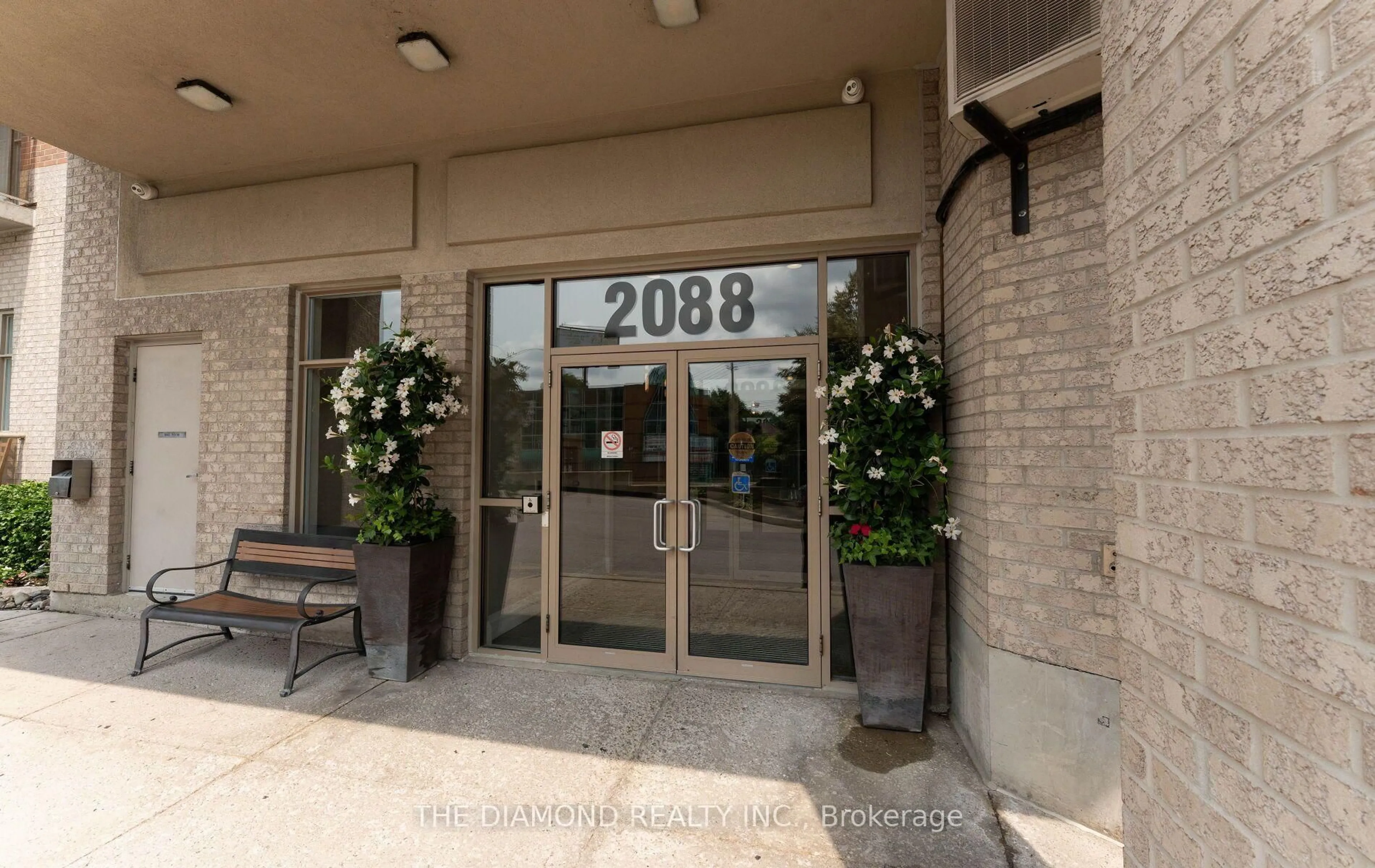 Indoor foyer for 2088 Lawrence Ave #907, Toronto Ontario M9N 3Z9