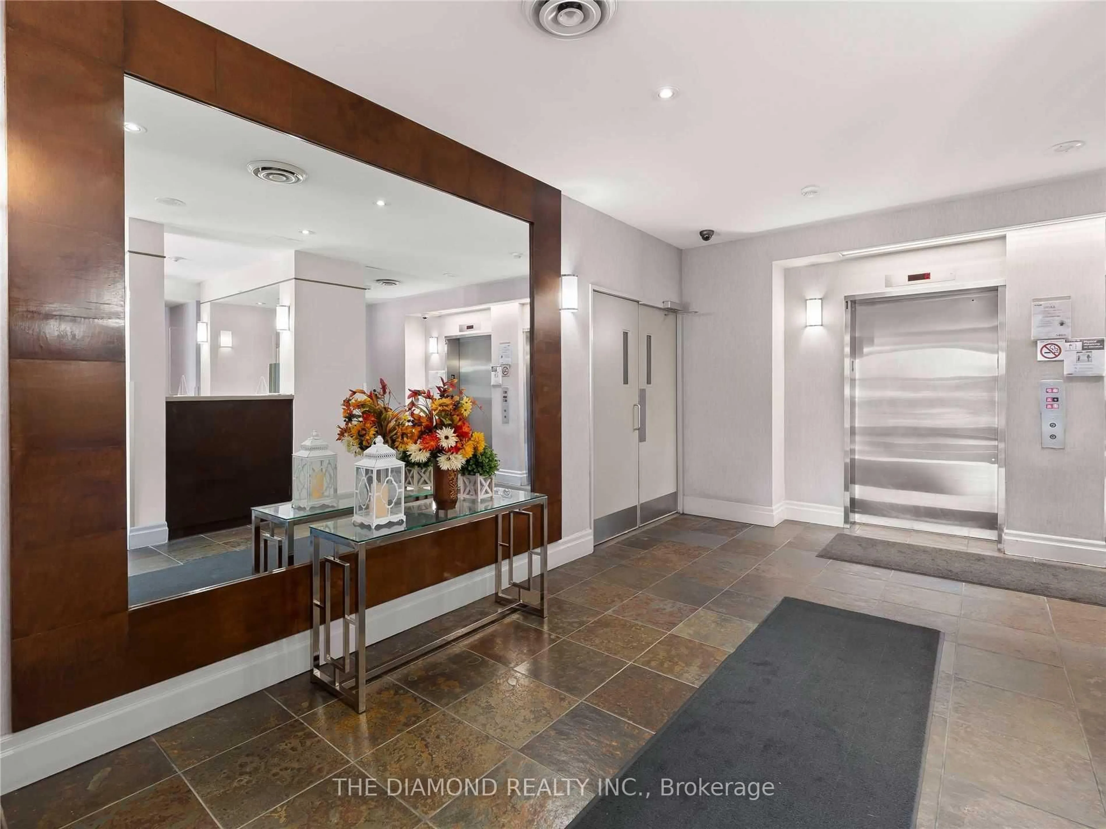 Indoor foyer for 2088 Lawrence Ave #907, Toronto Ontario M9N 3Z9