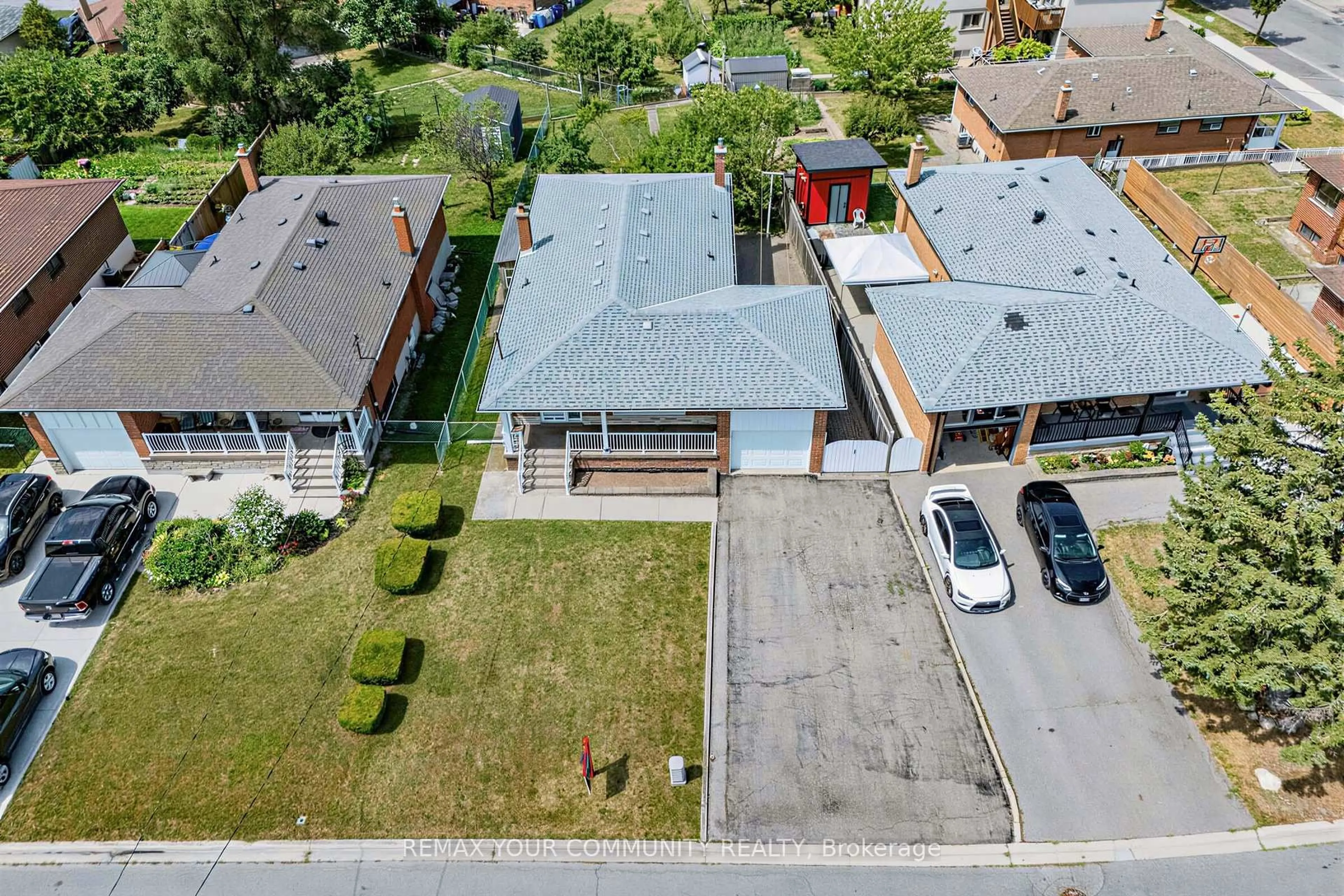A pic from outside/outdoor area/front of a property/back of a property/a pic from drone, street for 20 Linthurst Ave, Toronto Ontario M3M 1P2