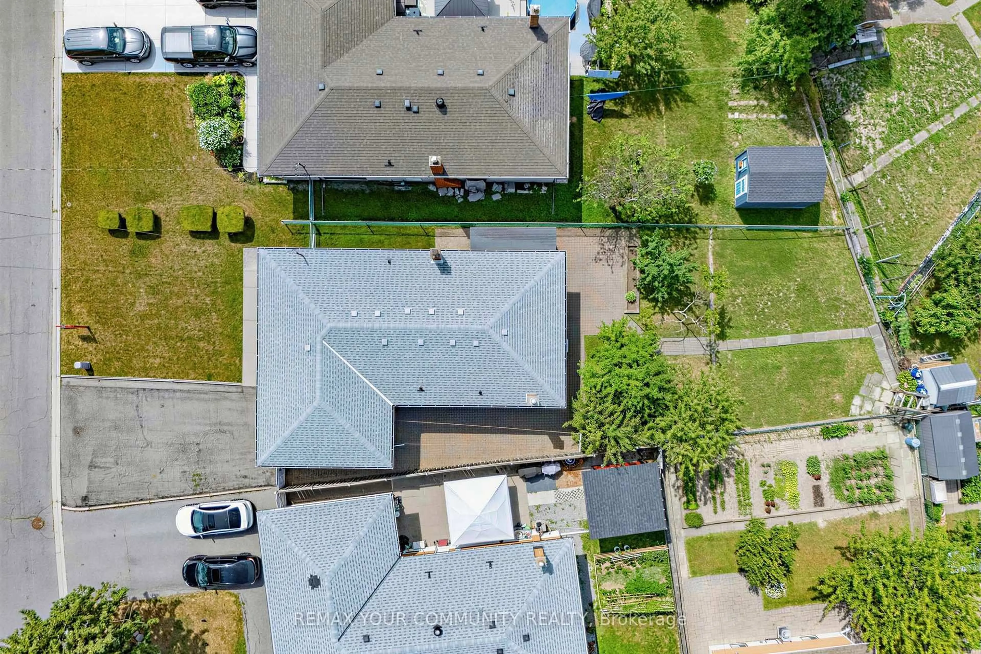 A pic from outside/outdoor area/front of a property/back of a property/a pic from drone, street for 20 Linthurst Ave, Toronto Ontario M3M 1P2