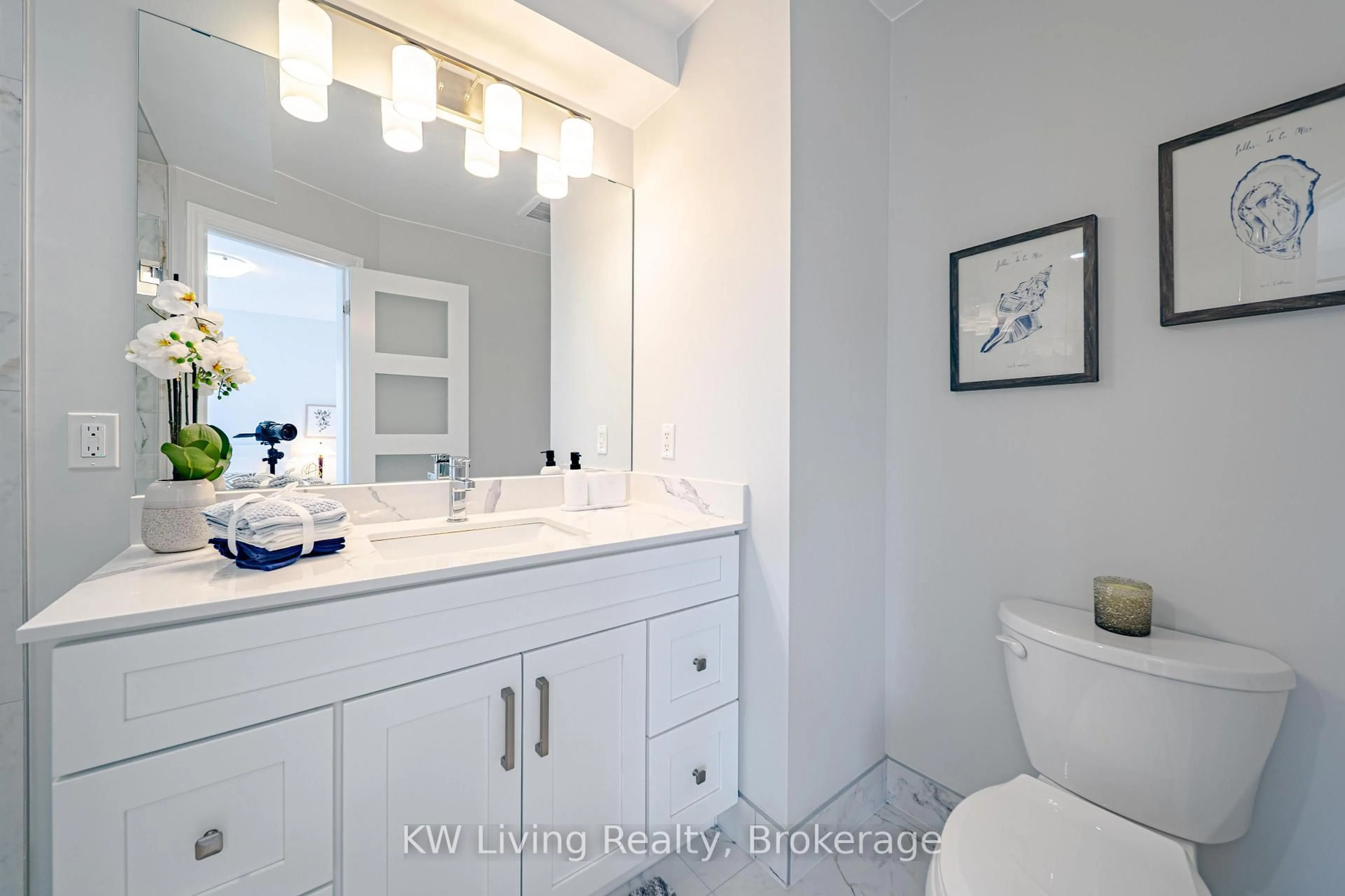 Standard bathroom, ceramic/tile floor for 2969 Dancer Crt, Mississauga Ontario L5L 1Y5