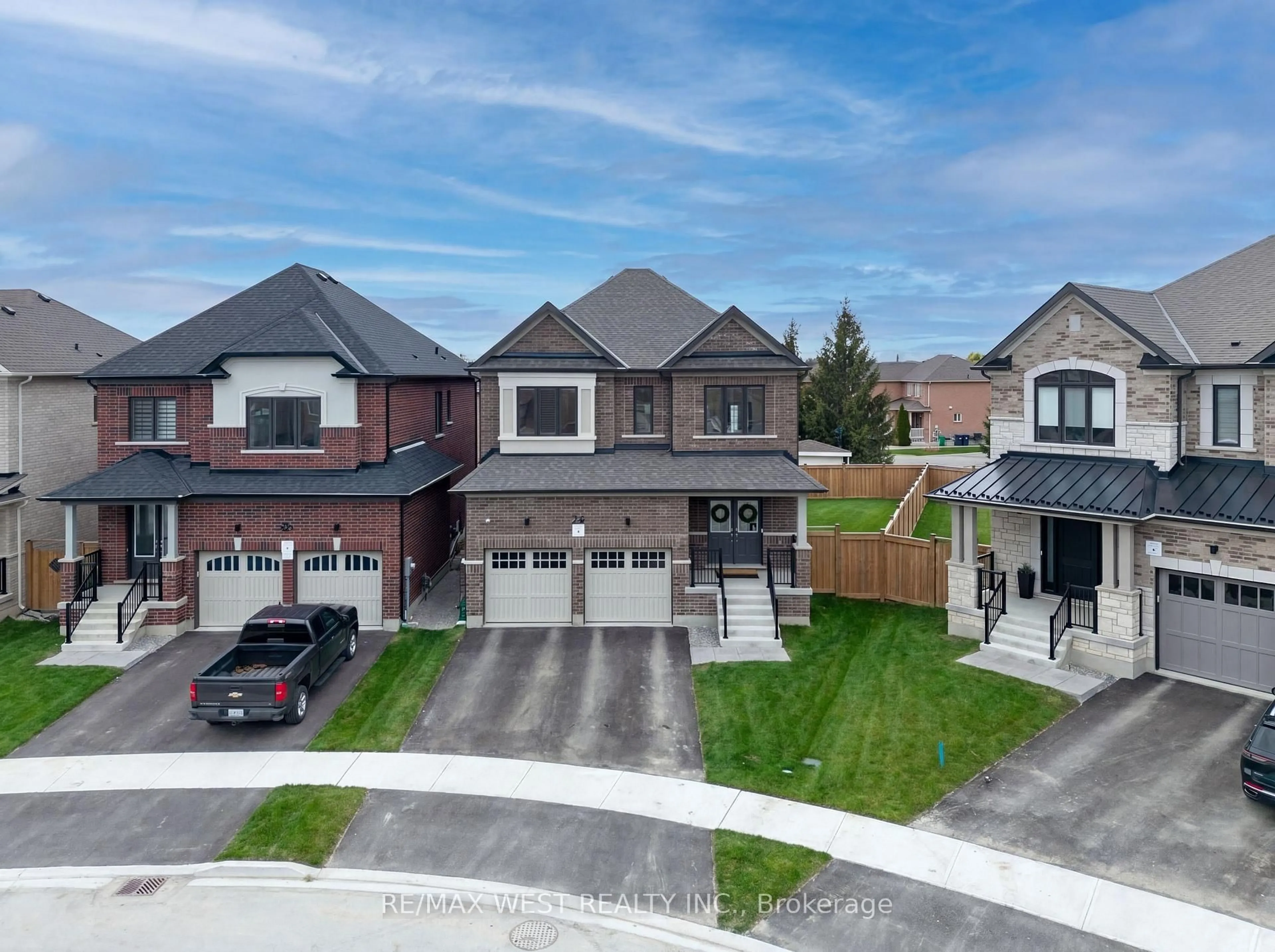 A pic from outside/outdoor area/front of a property/back of a property/a pic from drone, street for 24 Hanton Cres, Caledon Ontario L7E 2M3