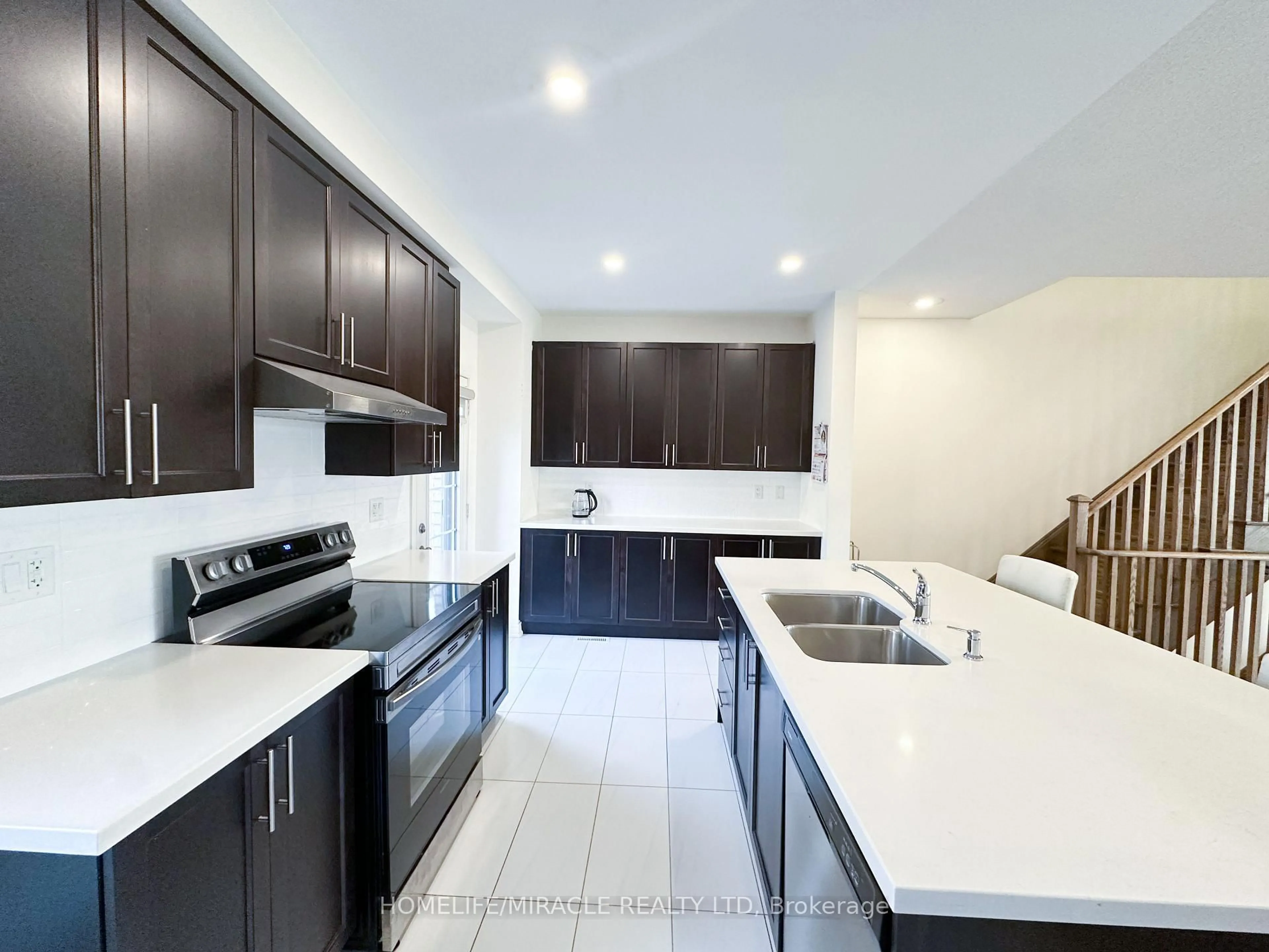 Open concept kitchen, ceramic/tile floor for 58 Fruitvale Circ, Brampton Ontario L7A 5B8