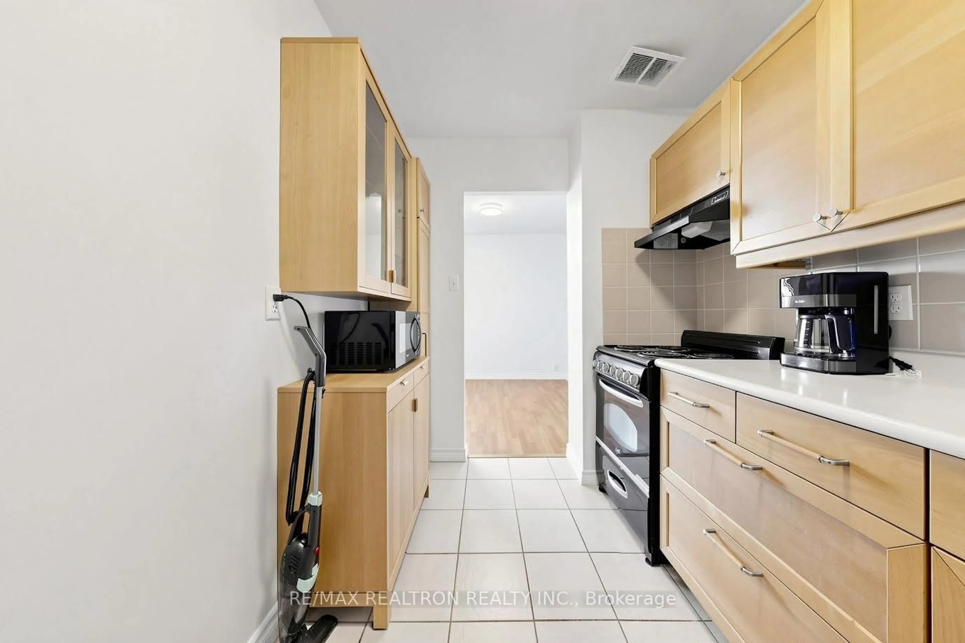 Standard kitchen, unknown for 3145 Queen Frederica Dr #706, Mississauga Ontario L4Y 3A7