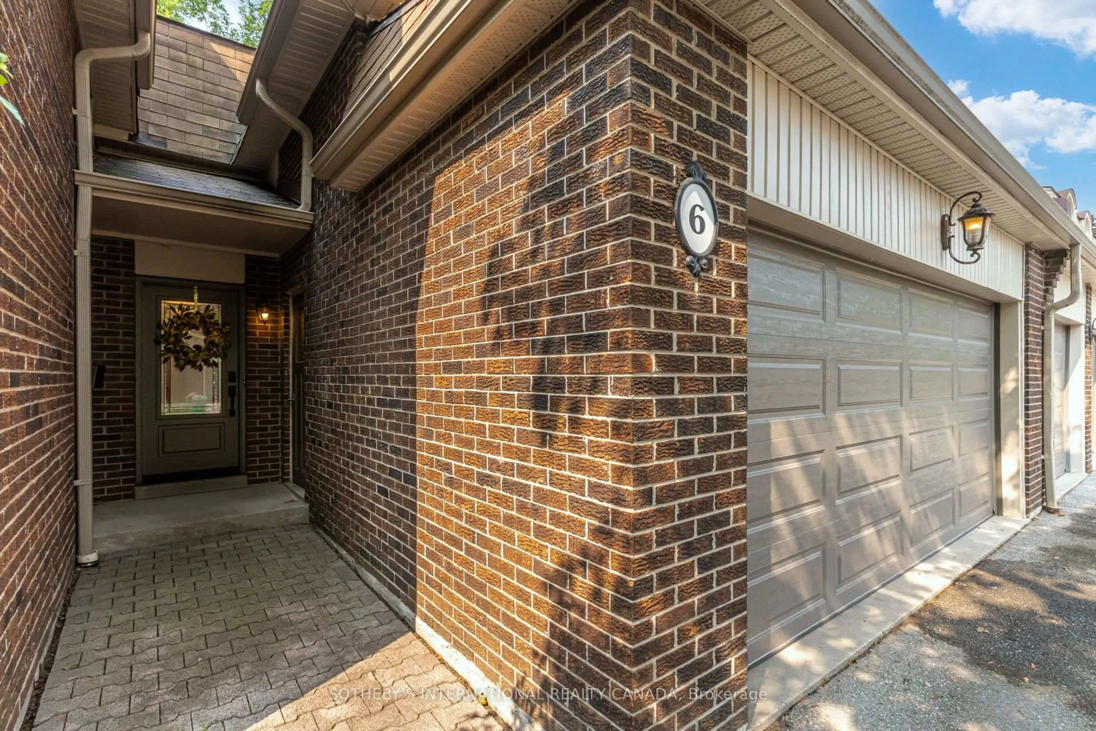 Home with brick exterior material, street for 150 South Service Rd #6, Mississauga Ontario L5G 2R9