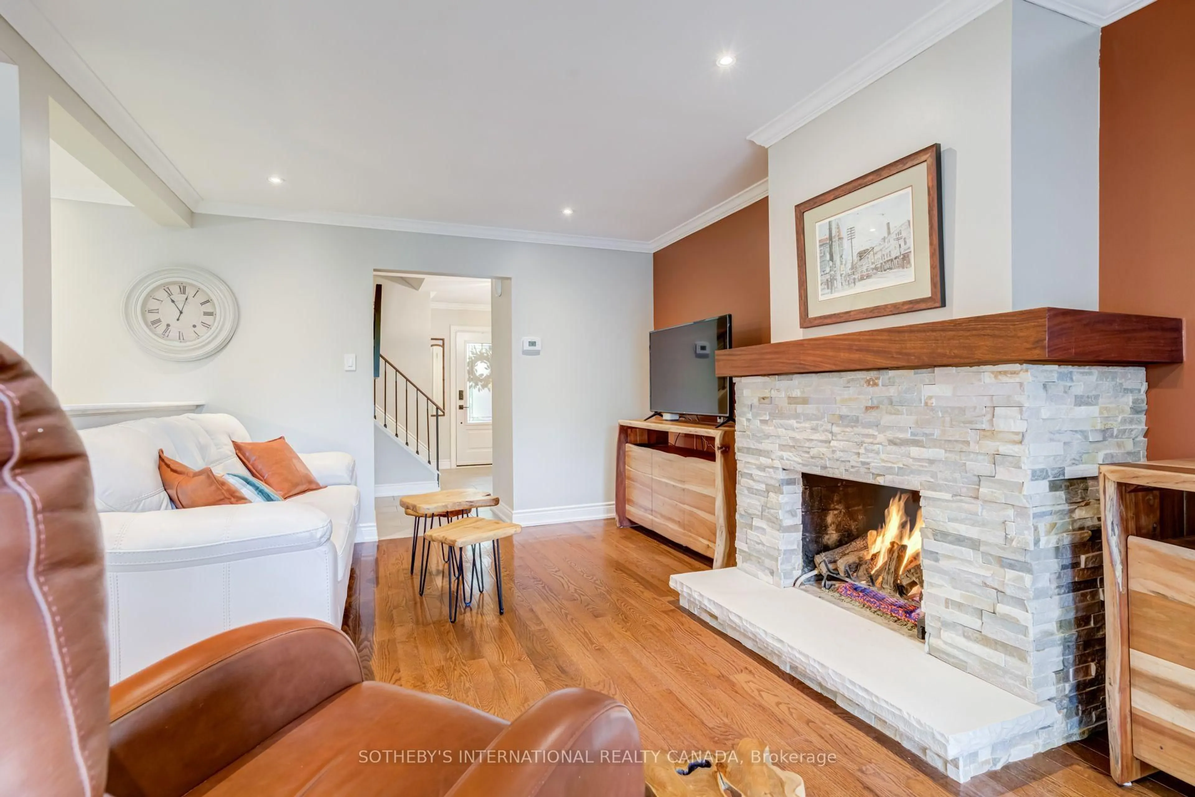 Living room with furniture, wood/laminate floor for 150 South Service Rd #6, Mississauga Ontario L5G 2R9
