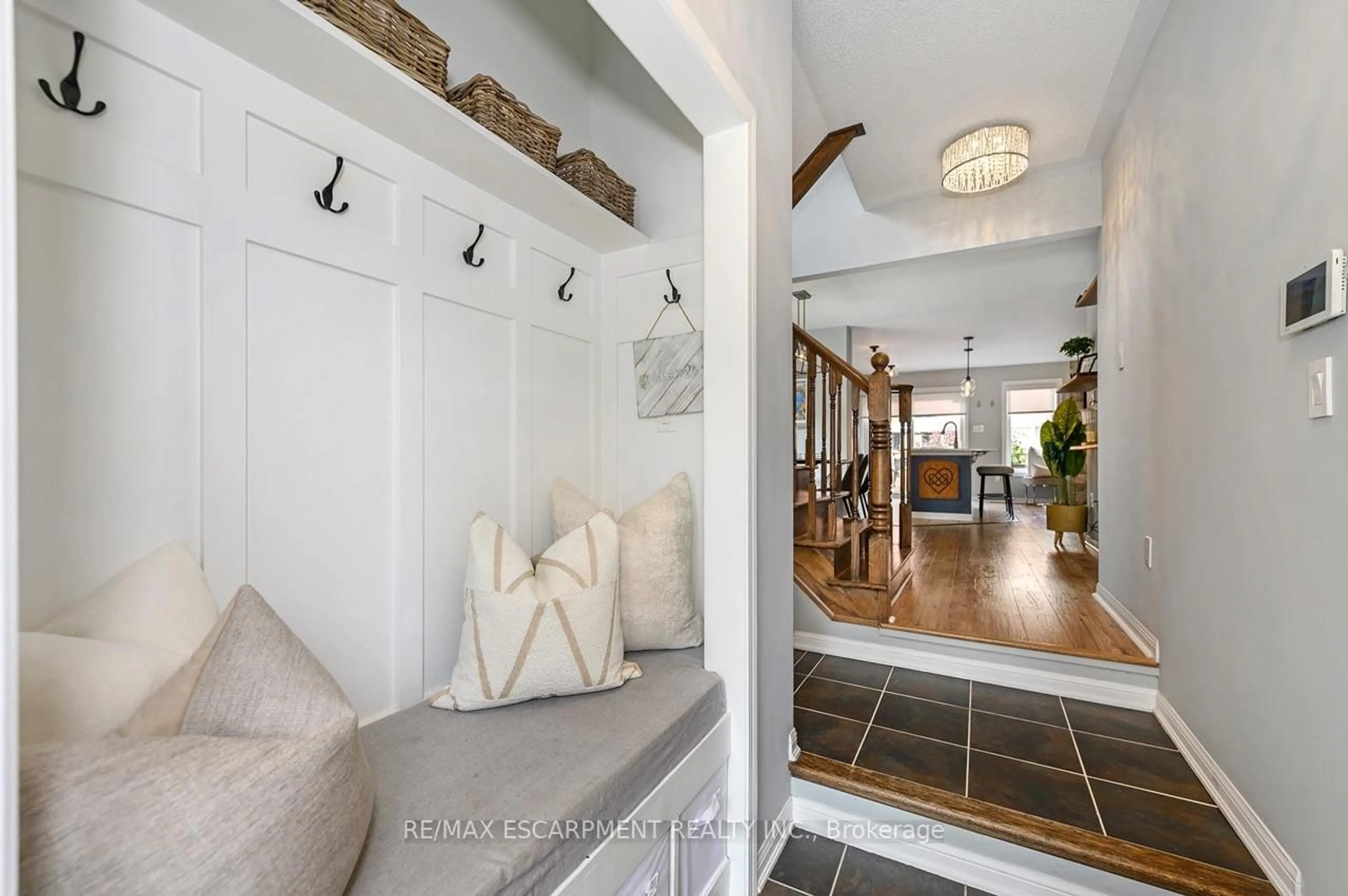 Indoor entryway for 625 Gervais Terr, Milton Ontario L9T 7R7