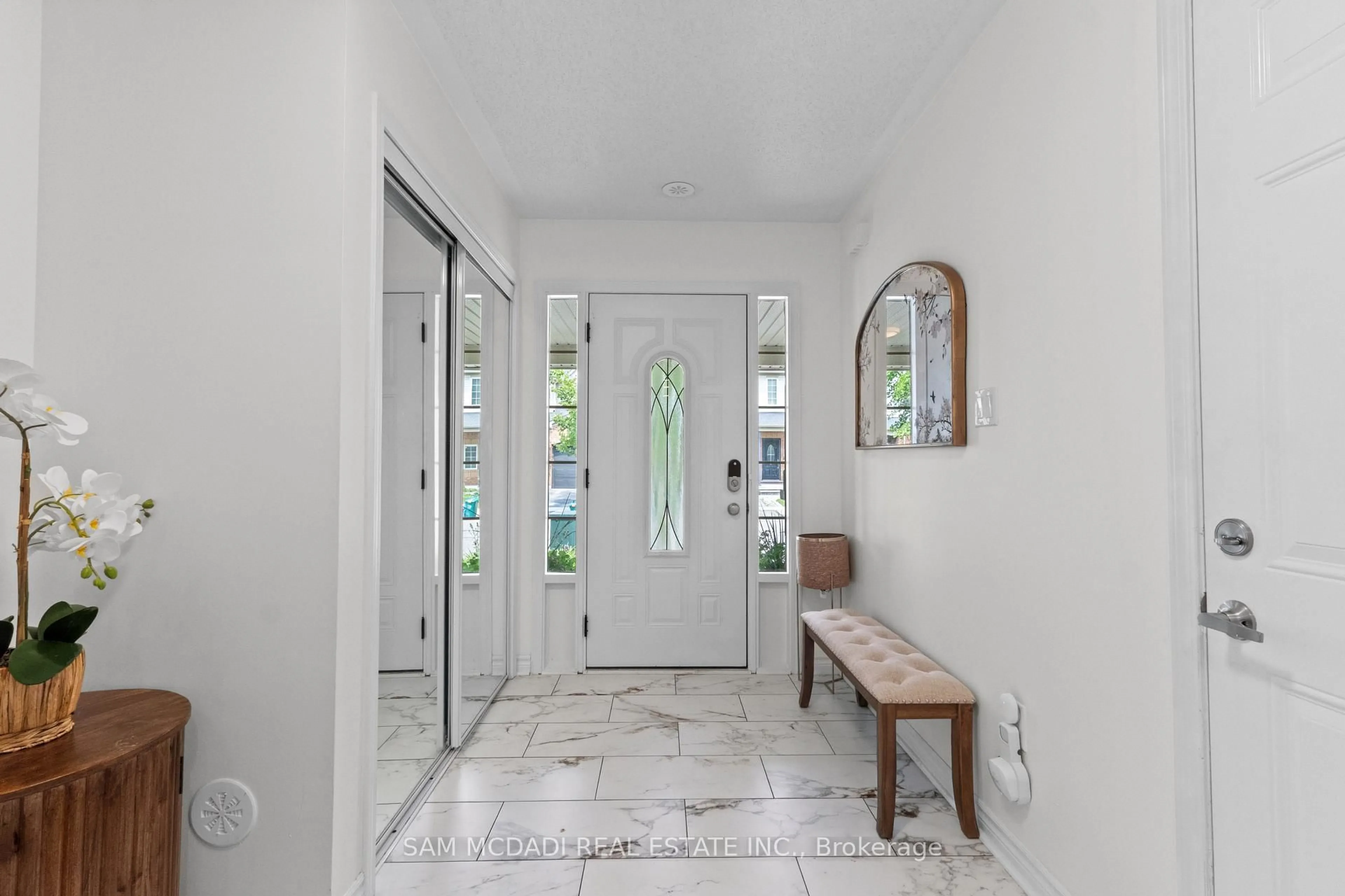 Indoor entryway for 886 Fowles Crt, Milton Ontario L9T 0Z8