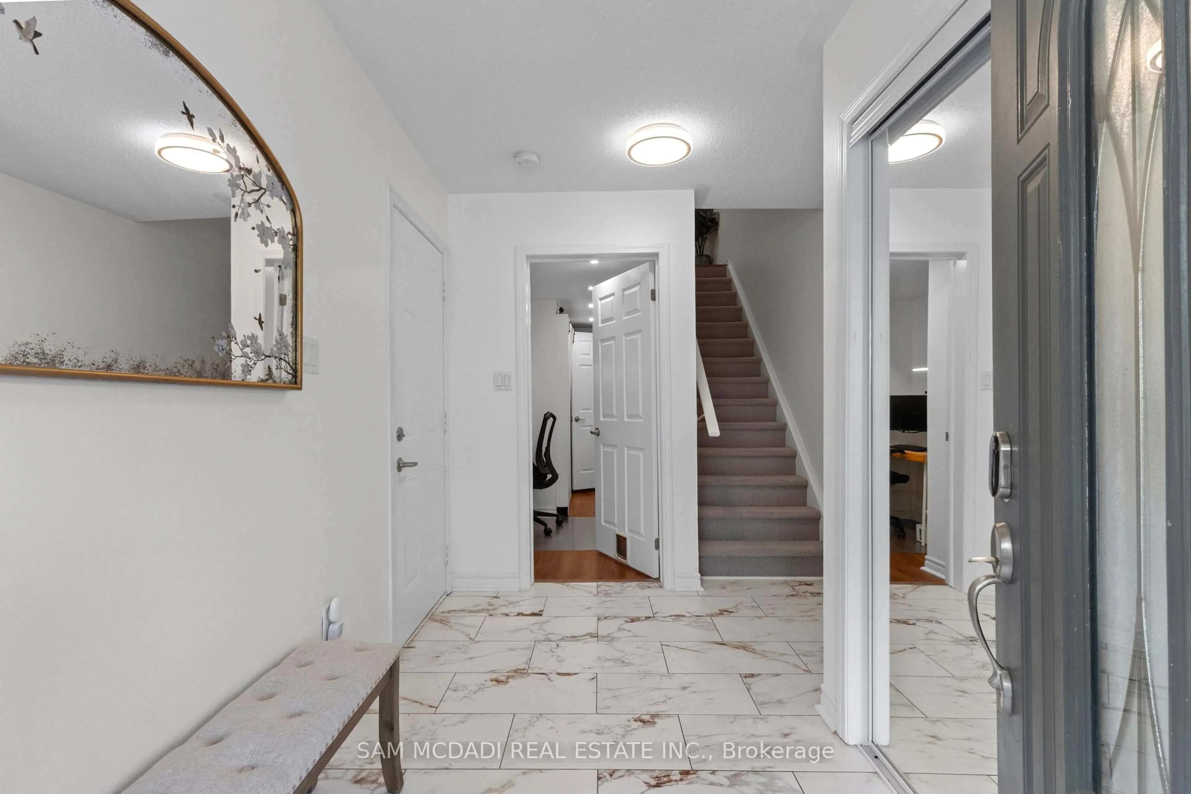 Indoor entryway for 886 Fowles Crt, Milton Ontario L9T 0Z8