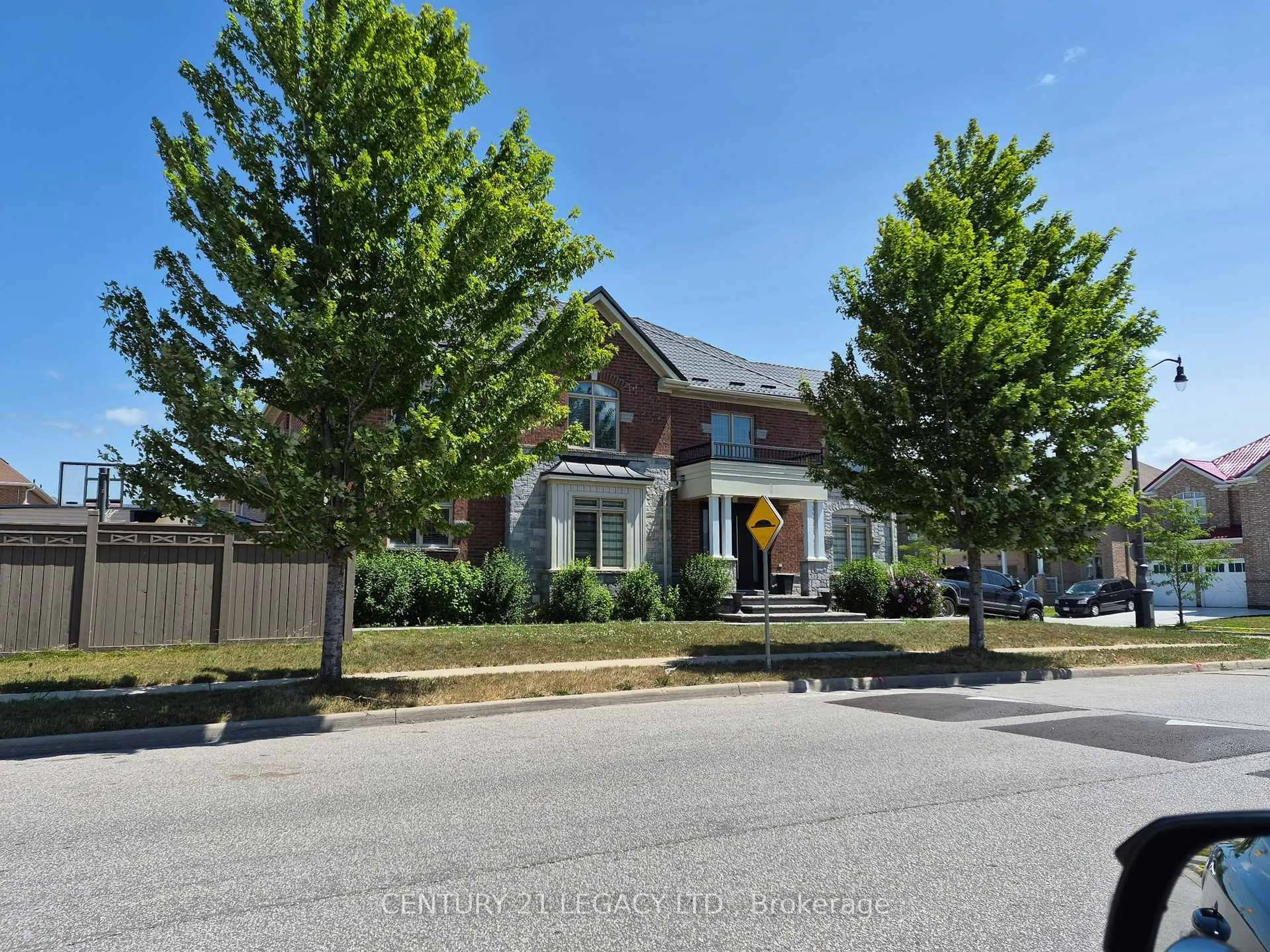 A pic from outside/outdoor area/front of a property/back of a property/a pic from drone, street for 11 DRUMMONDVILLE Dr, Brampton Ontario L6P 3M6