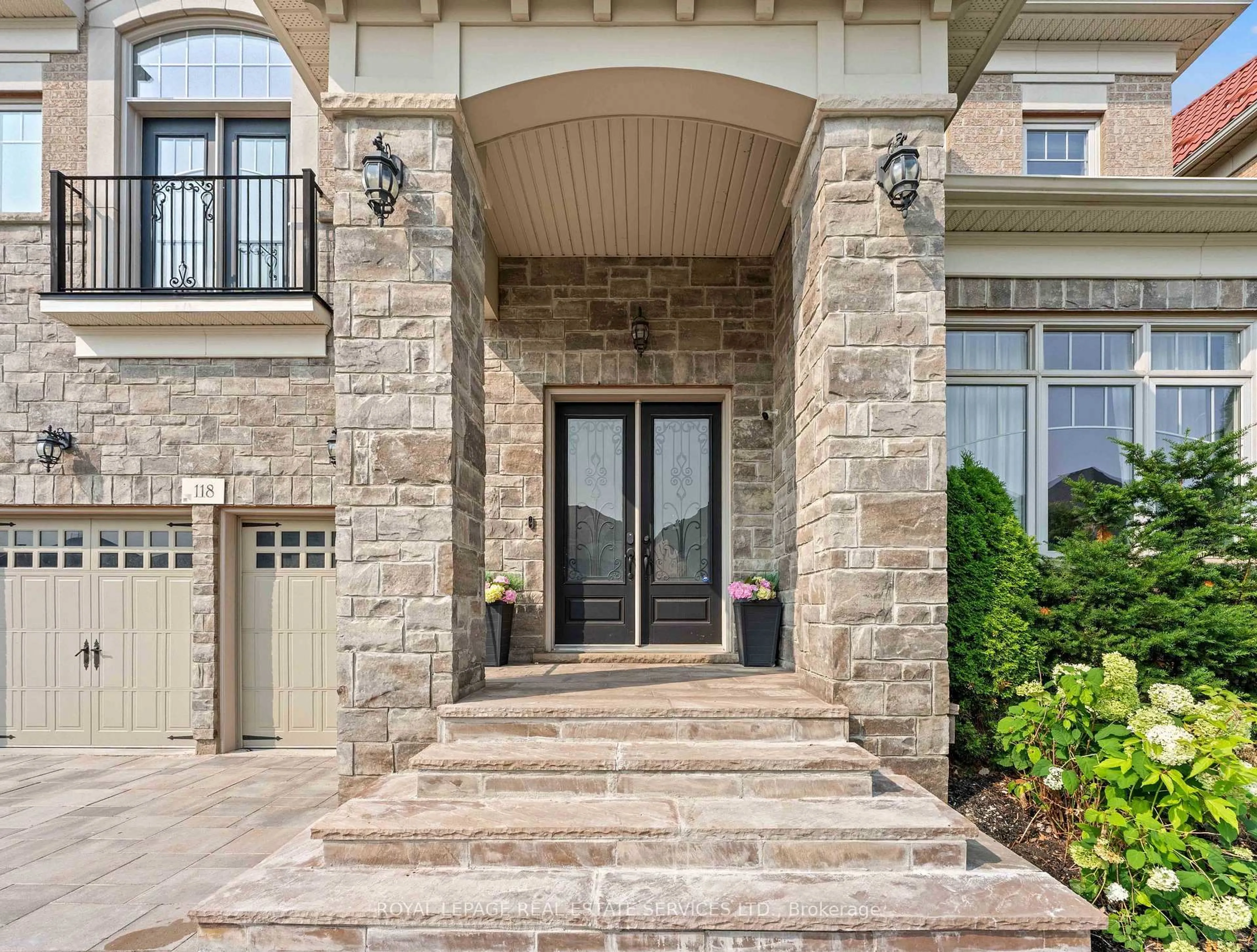 Indoor entryway for 118 Coastline Dr, Brampton Ontario L6Y 0S4