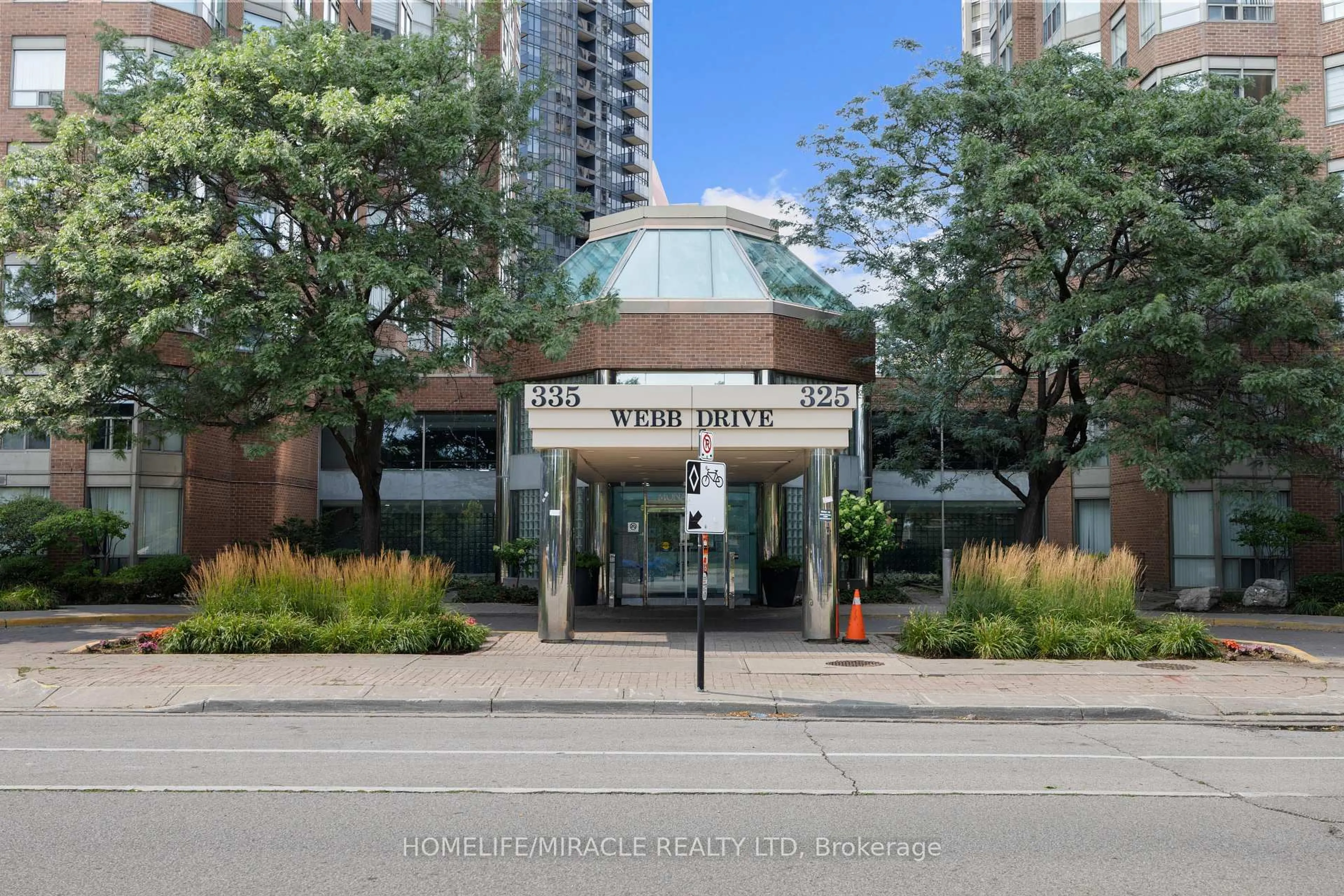 Indoor foyer for 325 Webb Dr #406, Mississauga Ontario L5B 3Z9