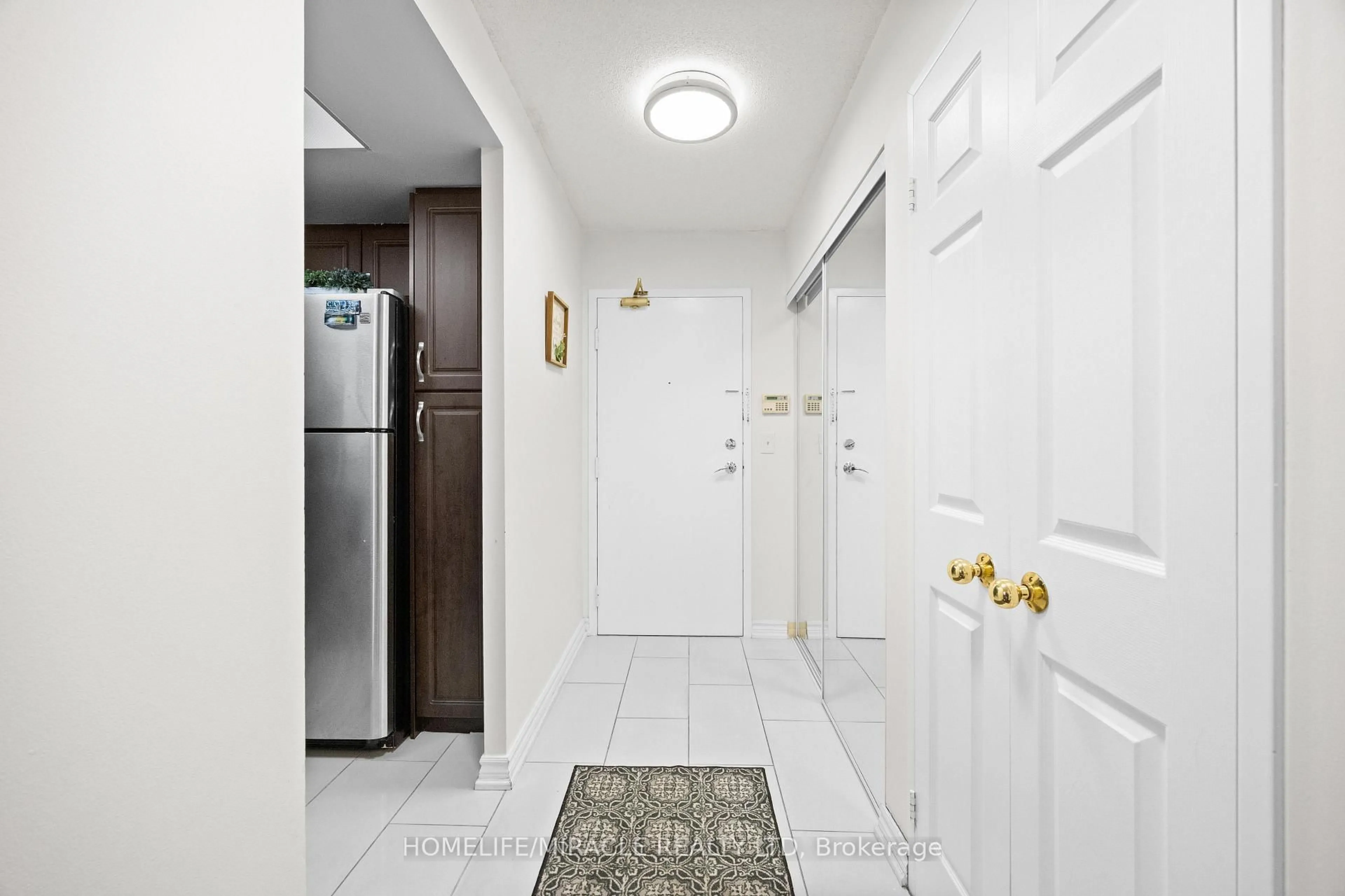Indoor entryway for 325 Webb Dr #406, Mississauga Ontario L5B 3Z9