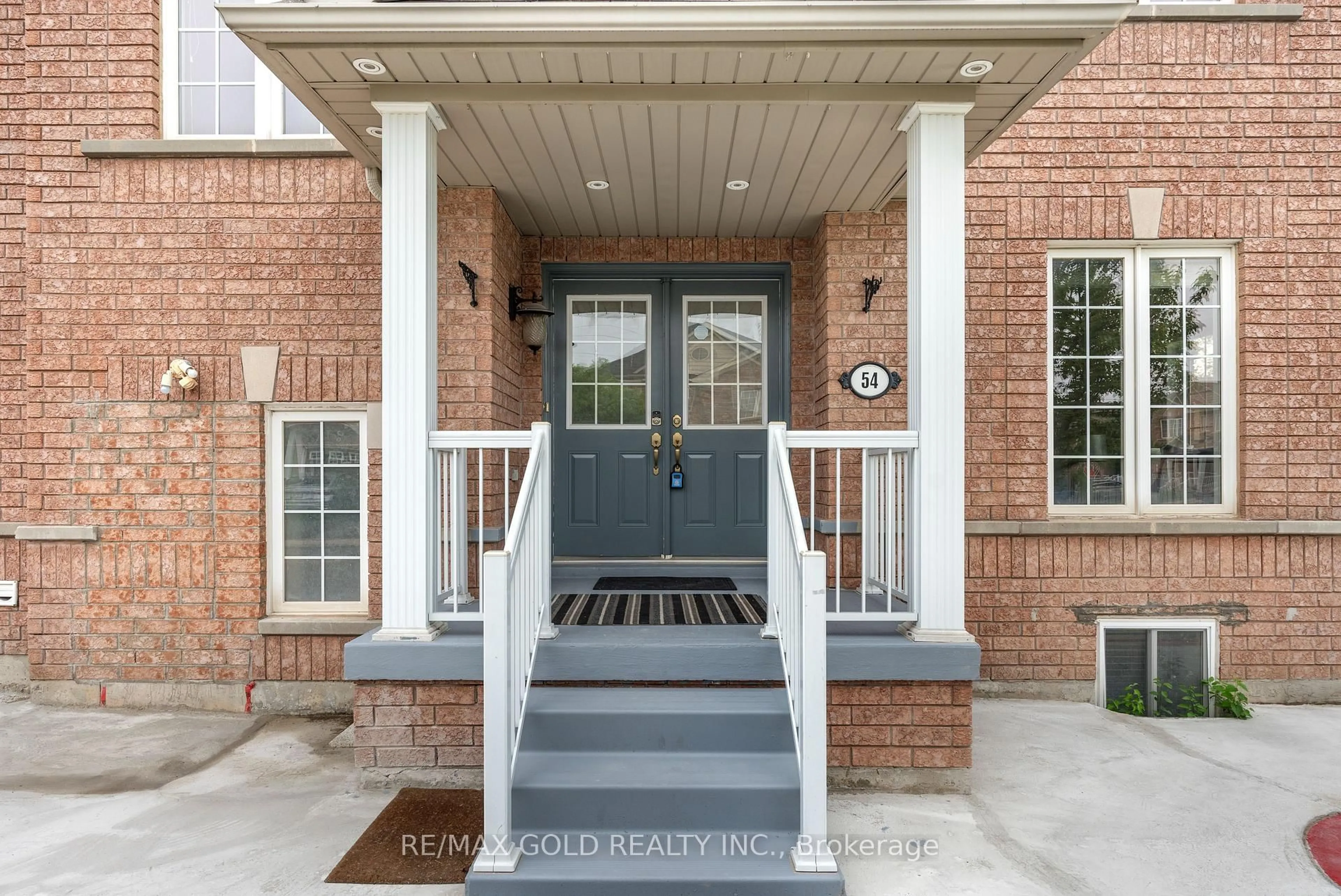 Indoor entryway for 54 Sugarberry Dr, Brampton Ontario L6X 0K3