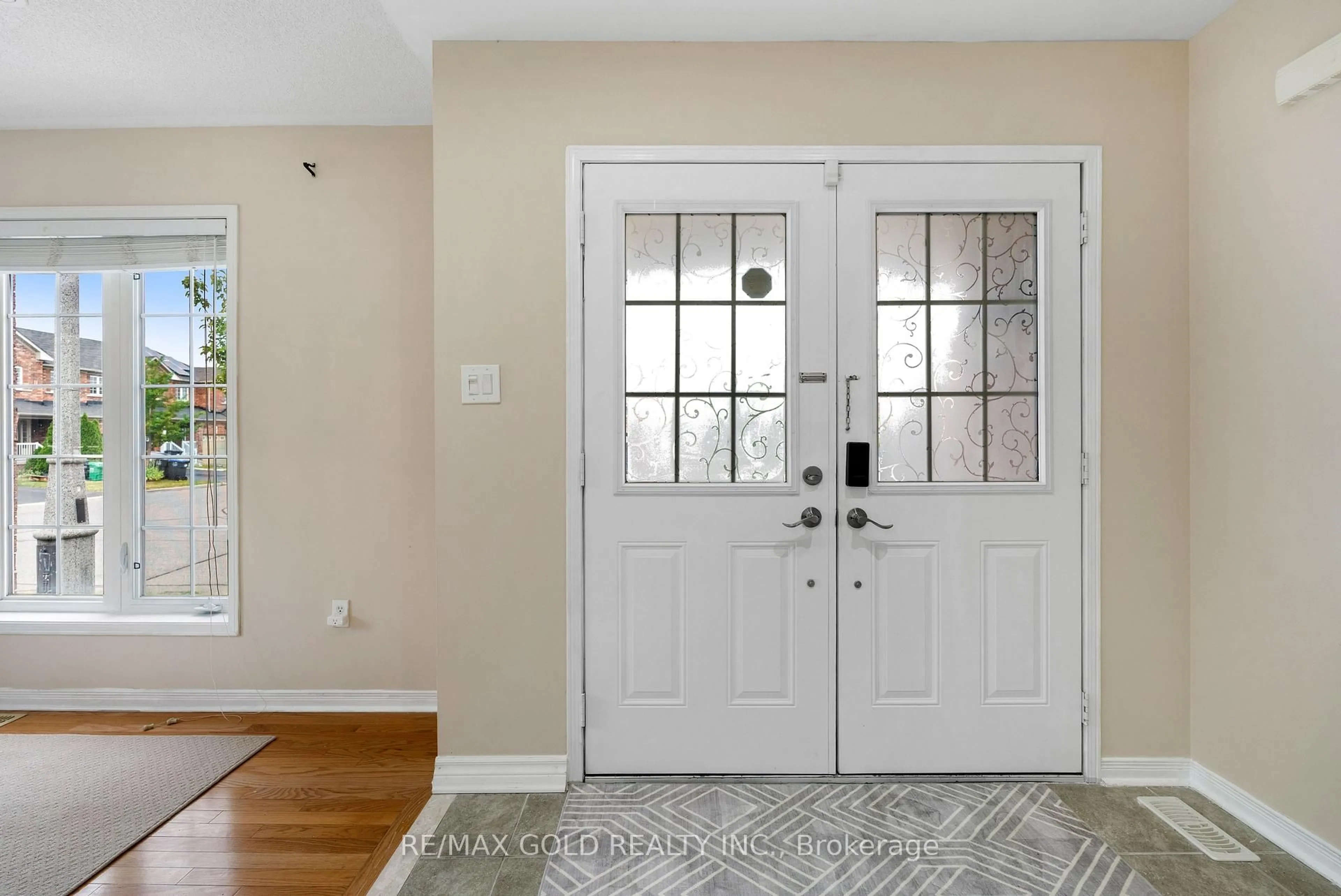 Indoor entryway for 54 Sugarberry Dr, Brampton Ontario L6X 0K3