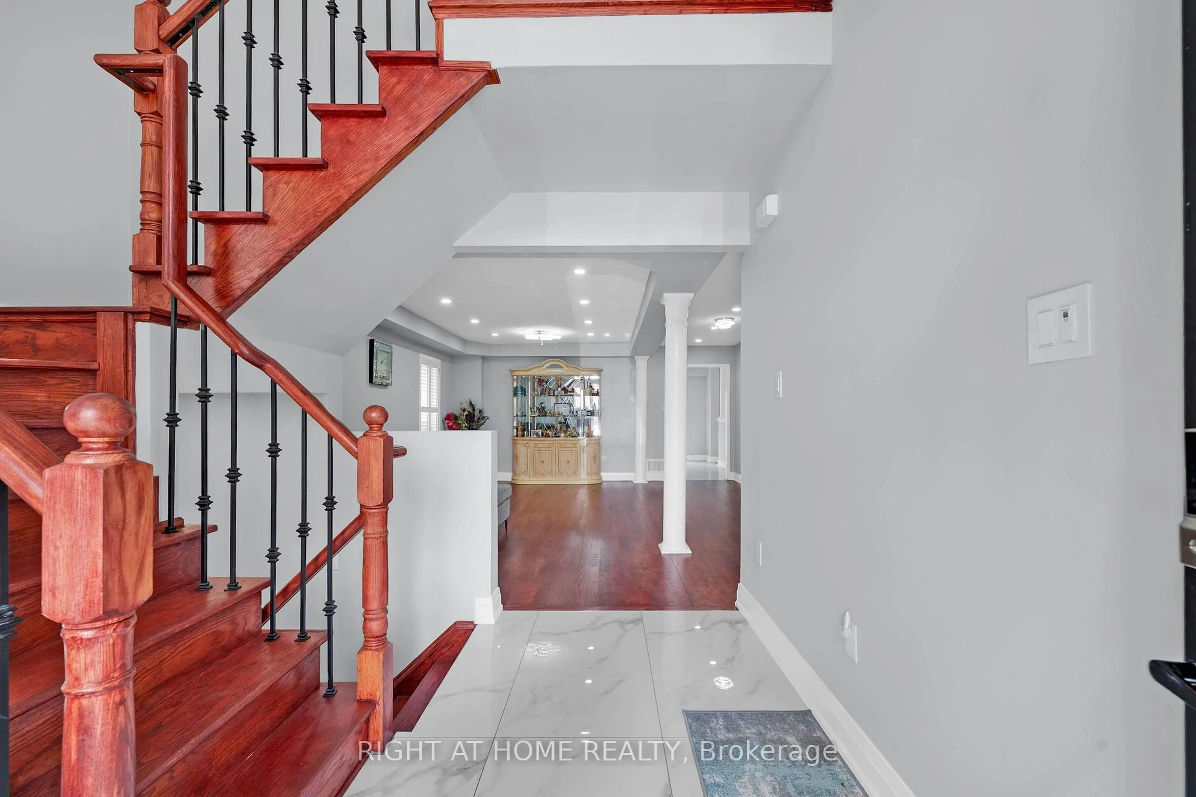 Indoor entryway for 86 Whitehouse Cres, Brampton Ontario L6P 1L6