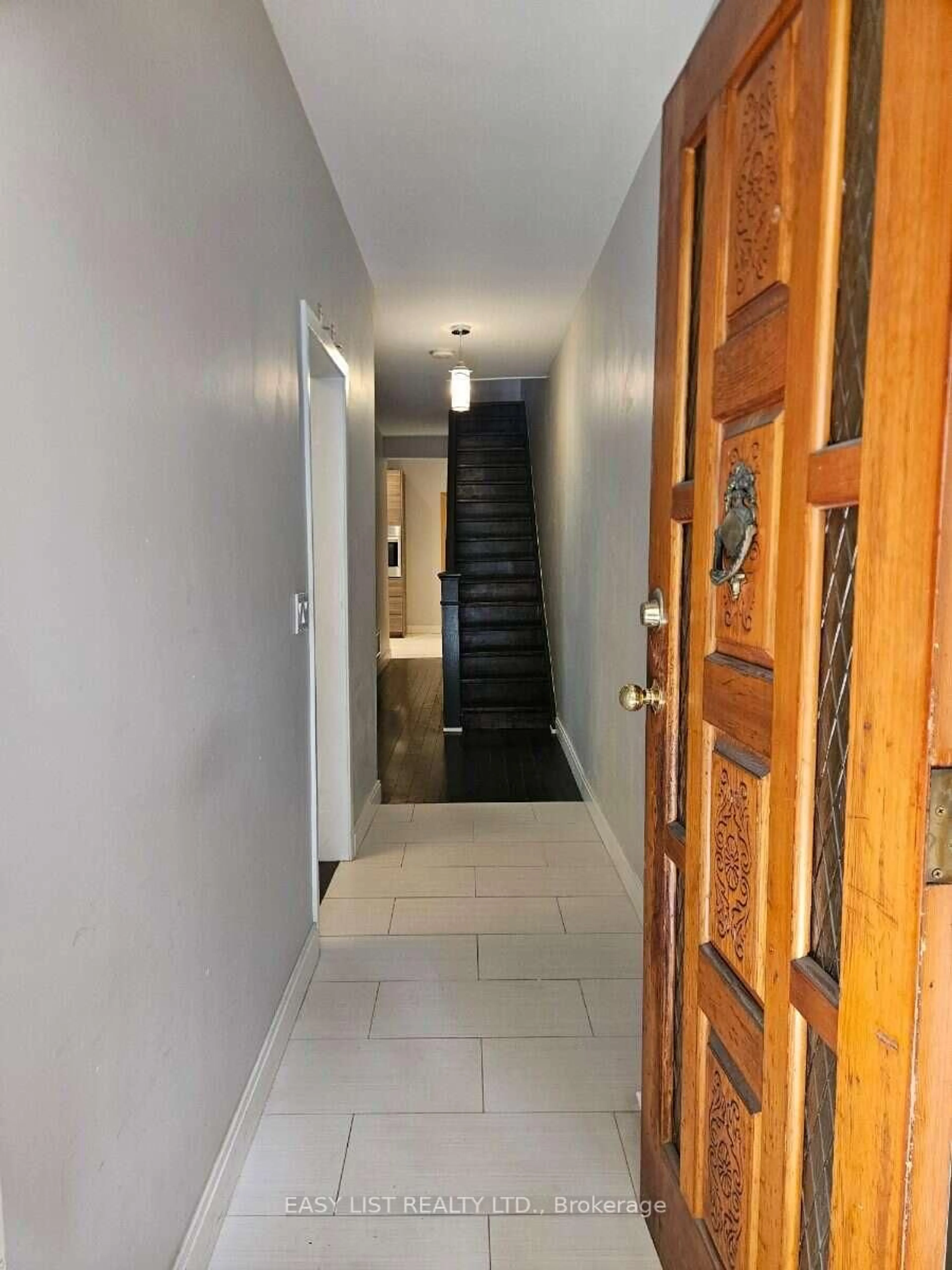 Indoor foyer for 449 Pacific Ave, Toronto Ontario M6P 2R3