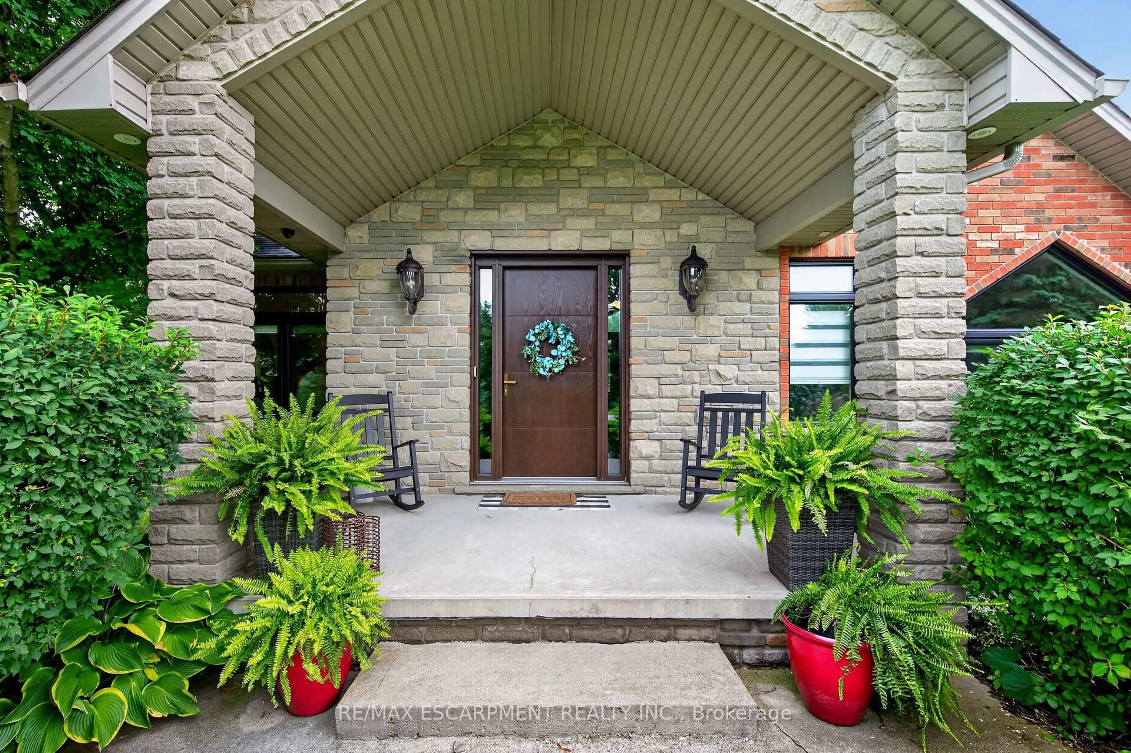 Indoor entryway for 2050 15 Side Road Sdrd, Milton Ontario L0P 1J0