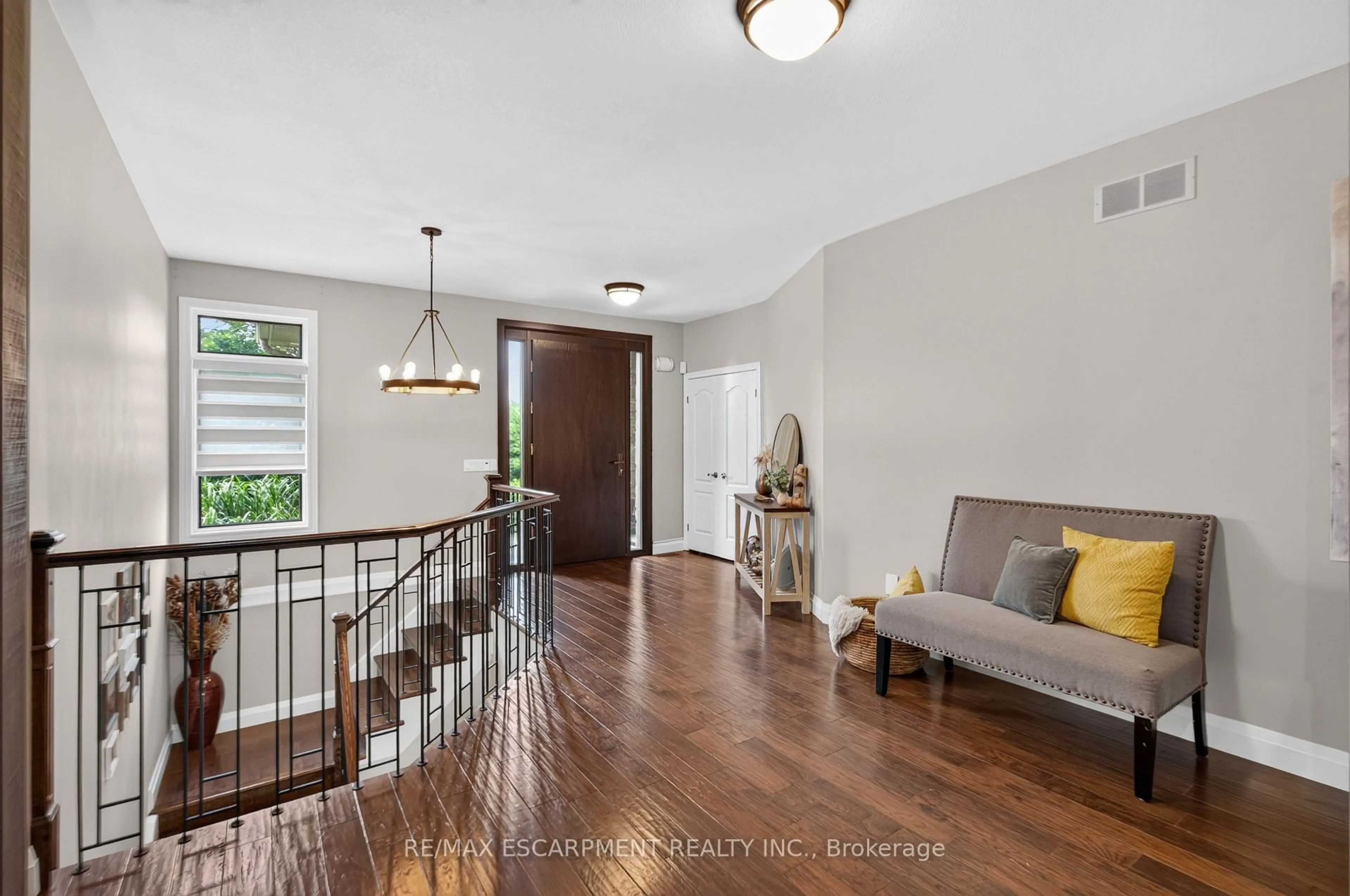 Indoor entryway for 2050 15 Side Road Sdrd, Milton Ontario L0P 1J0