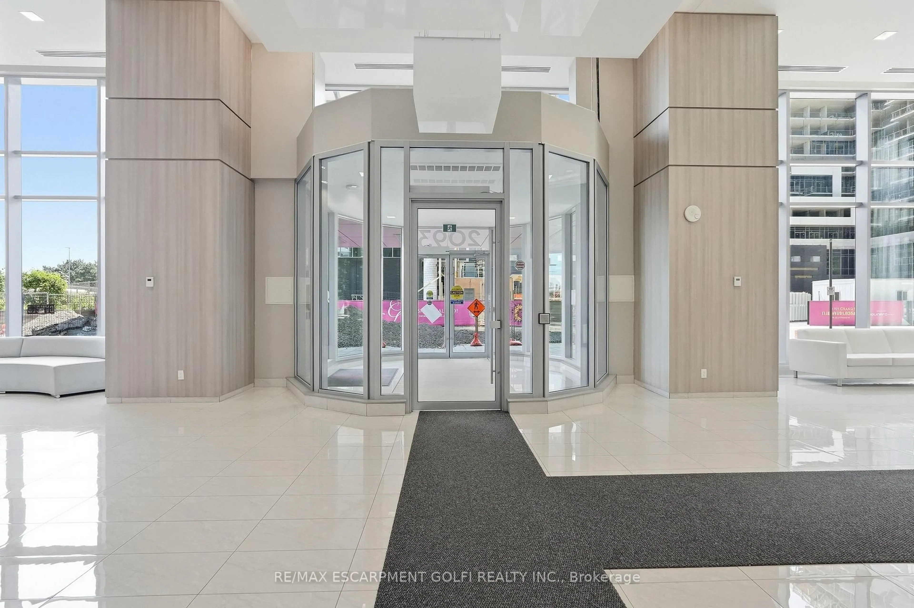 Indoor foyer for 2093 FAIRVIEW St #2004, Burlington Ontario L7R 0E6