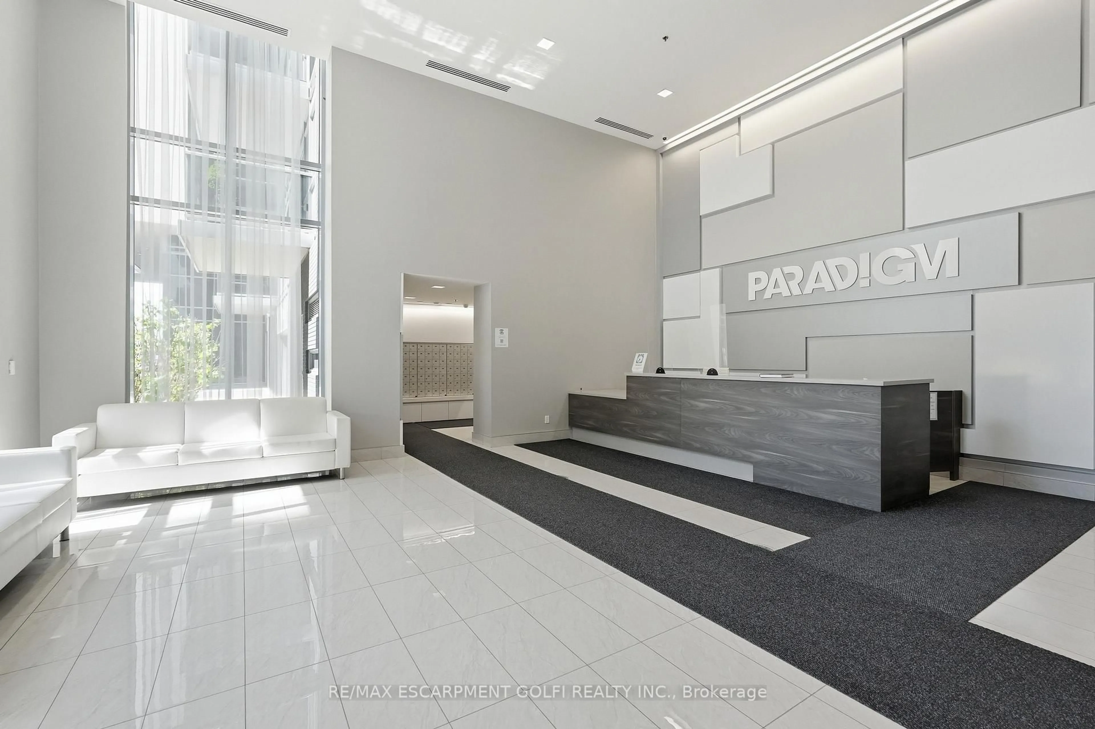 Indoor foyer for 2093 FAIRVIEW St #2004, Burlington Ontario L7R 0E6