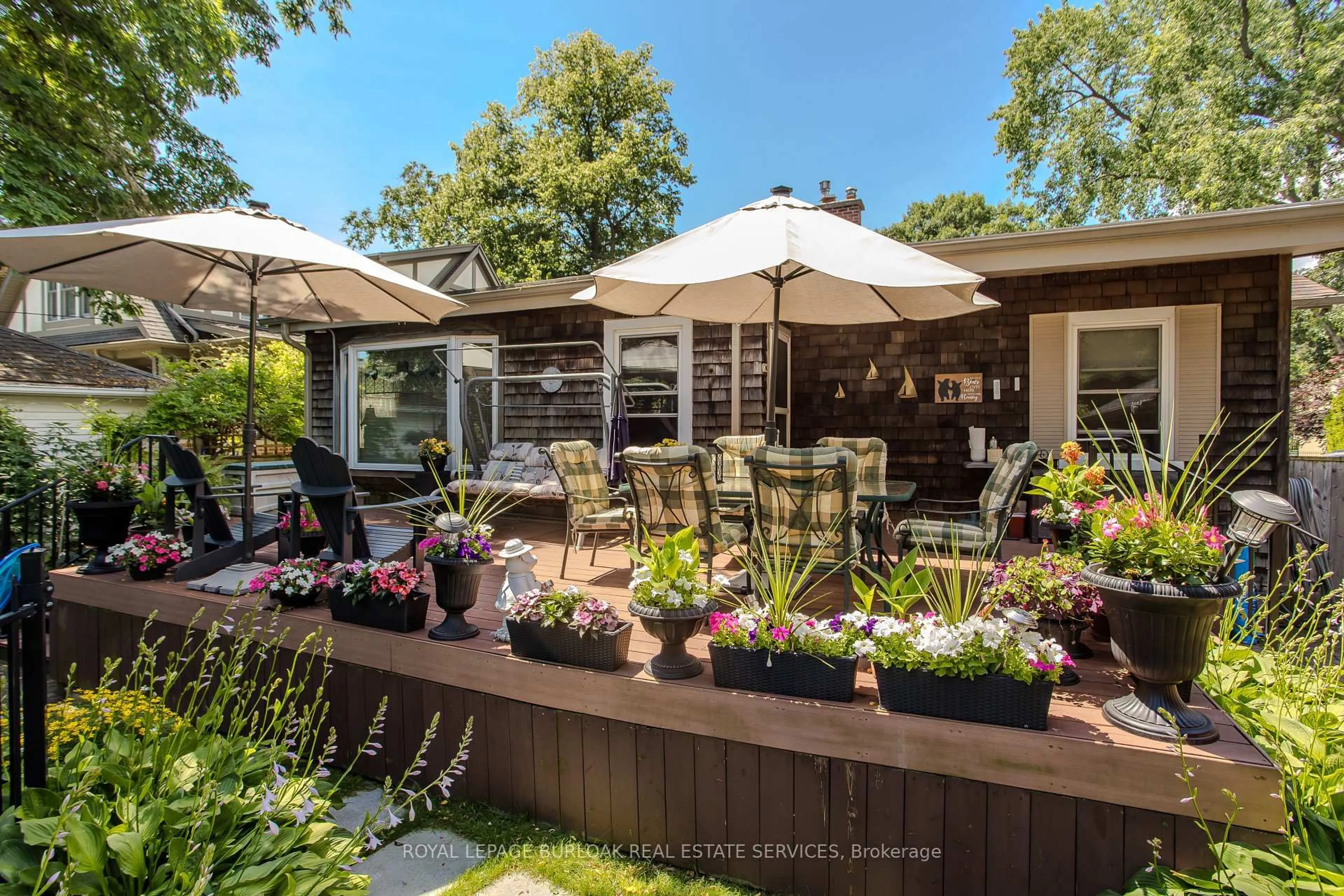 Patio, street for 569 Locust St, Burlington Ontario L7S 1V7