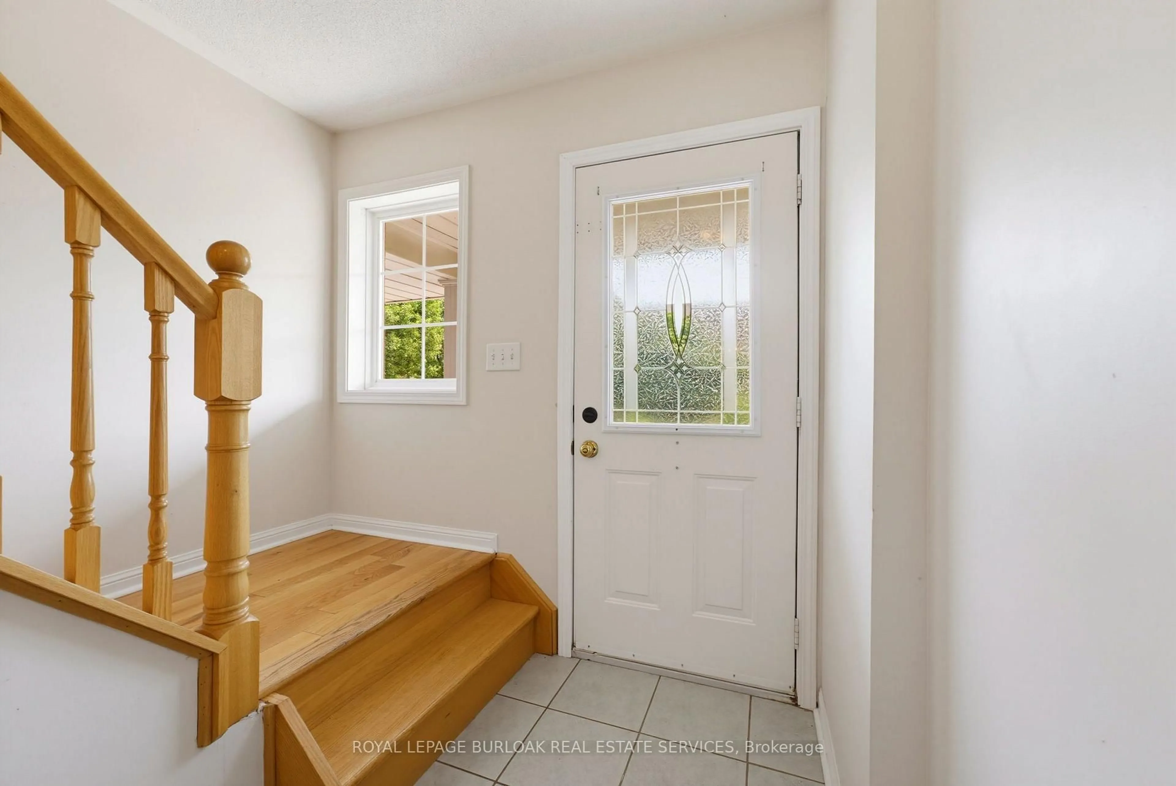 Indoor entryway for 4425 Peter Dr, Burlington Ontario L7L 6S7