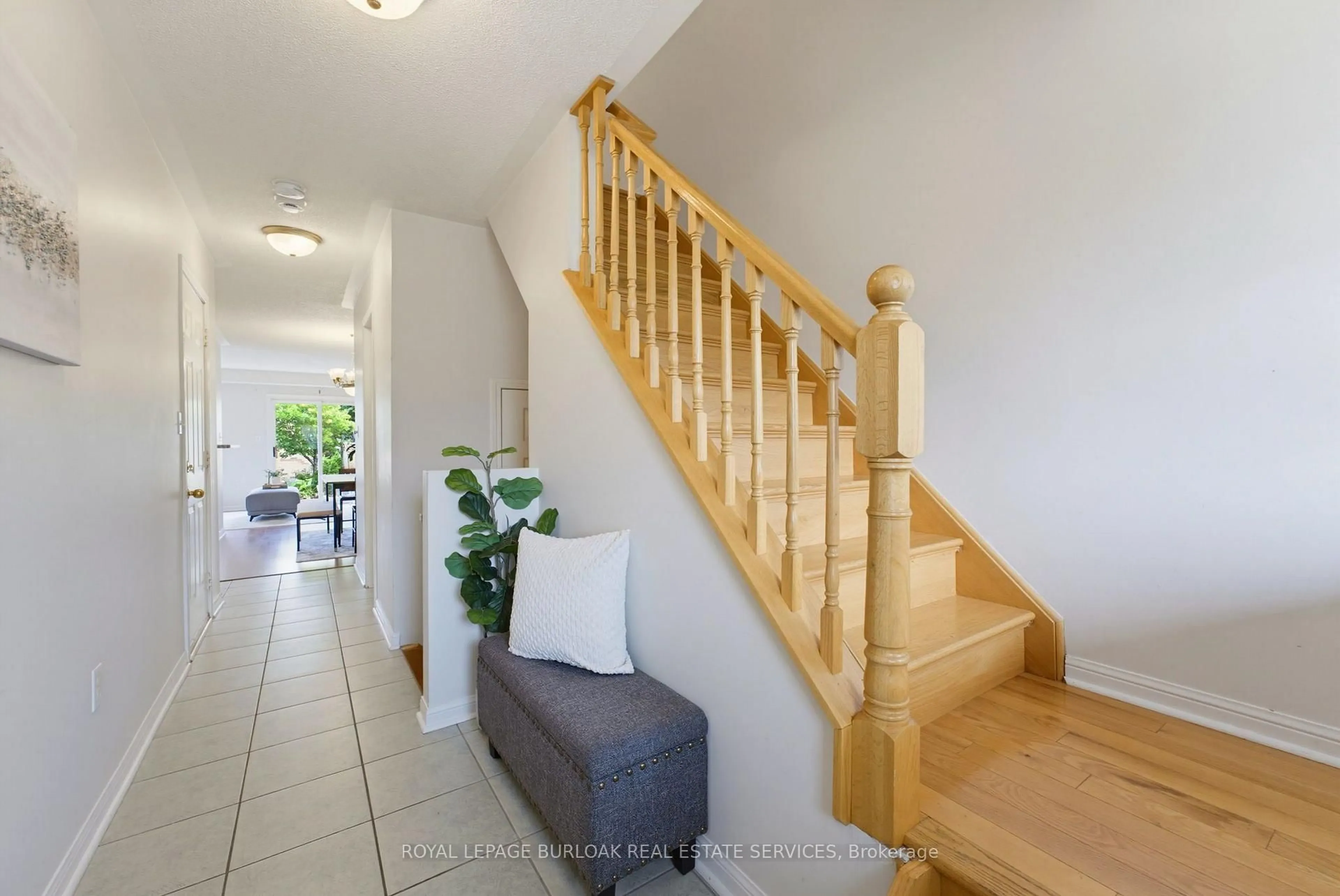 Indoor foyer for 4425 Peter Dr, Burlington Ontario L7L 6S7