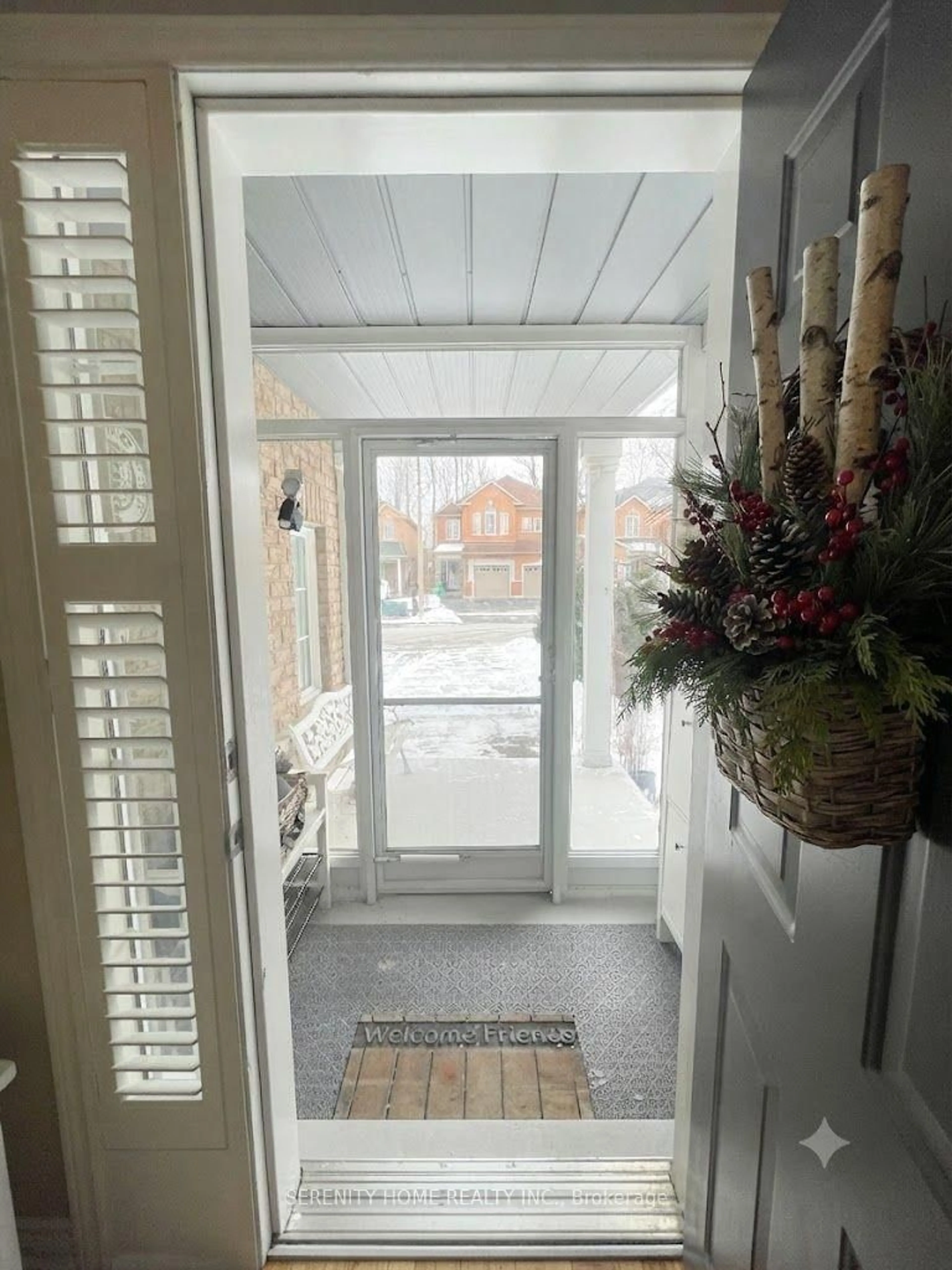 Indoor entryway for 5384 Tree Crest Crt, Mississauga Ontario L5R 3Z6