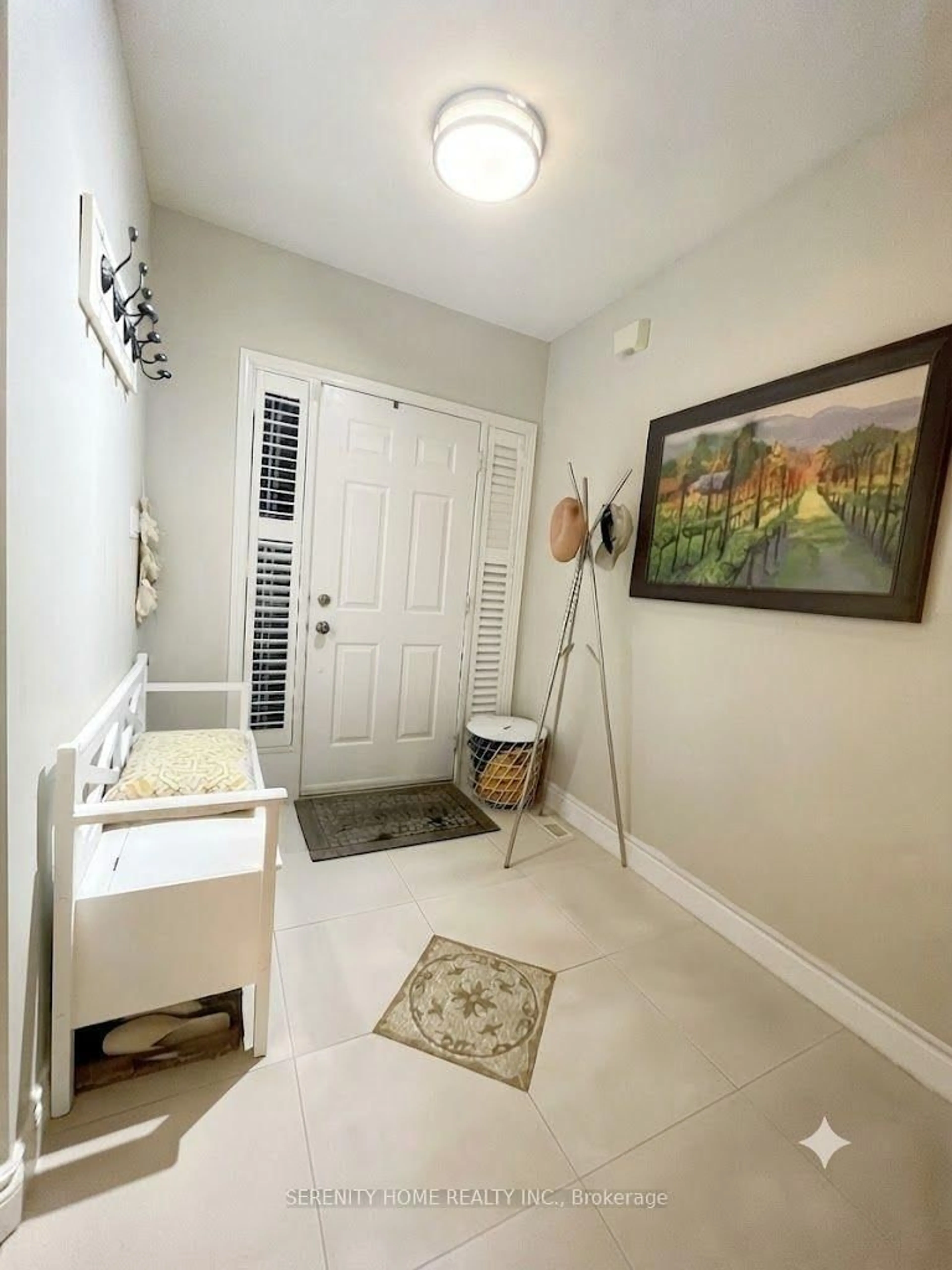 Indoor entryway for 5384 Tree Crest Crt, Mississauga Ontario L5R 3Z6