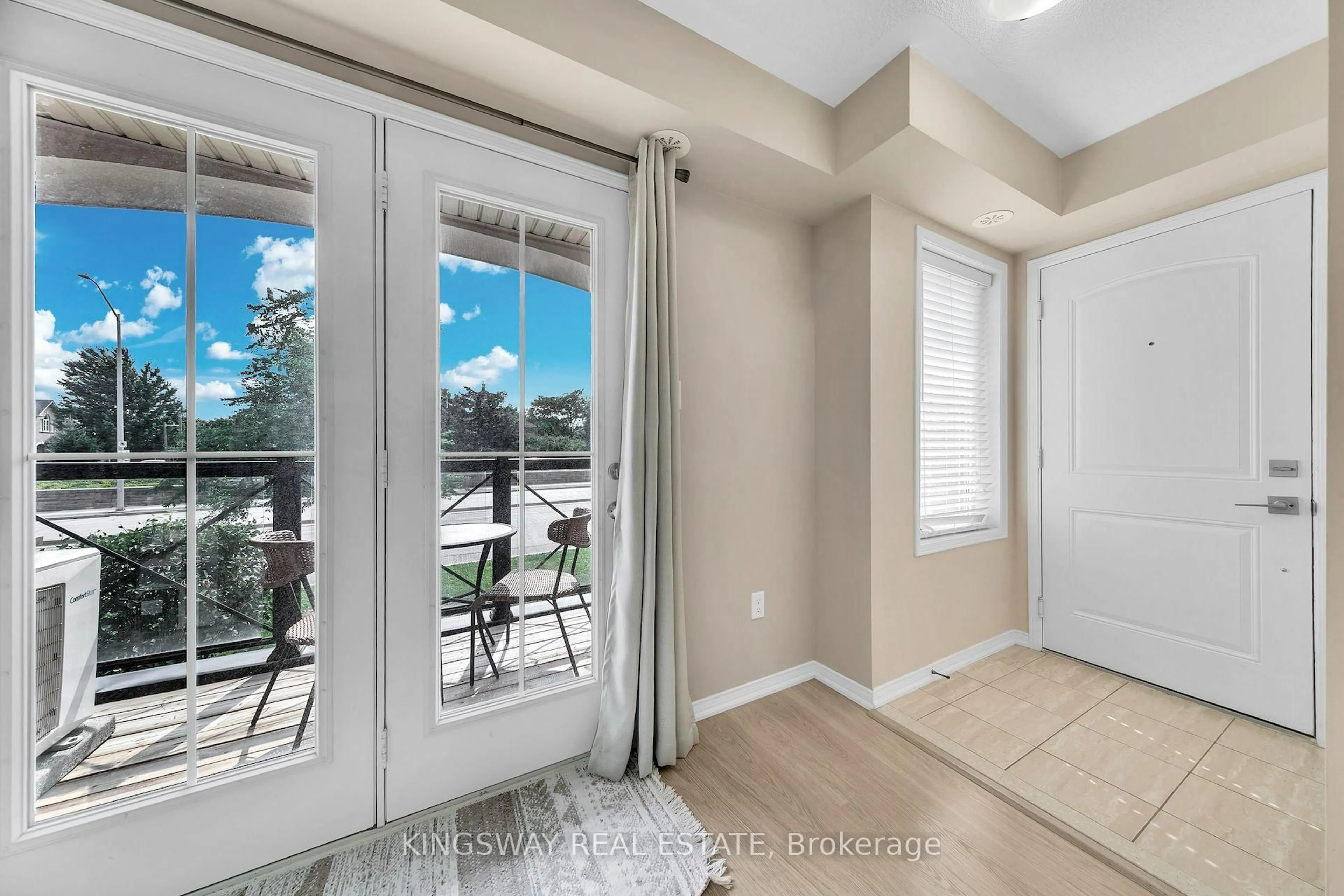 Indoor entryway for 2557 Sixth Line #6, Oakville Ontario L6H 0H7