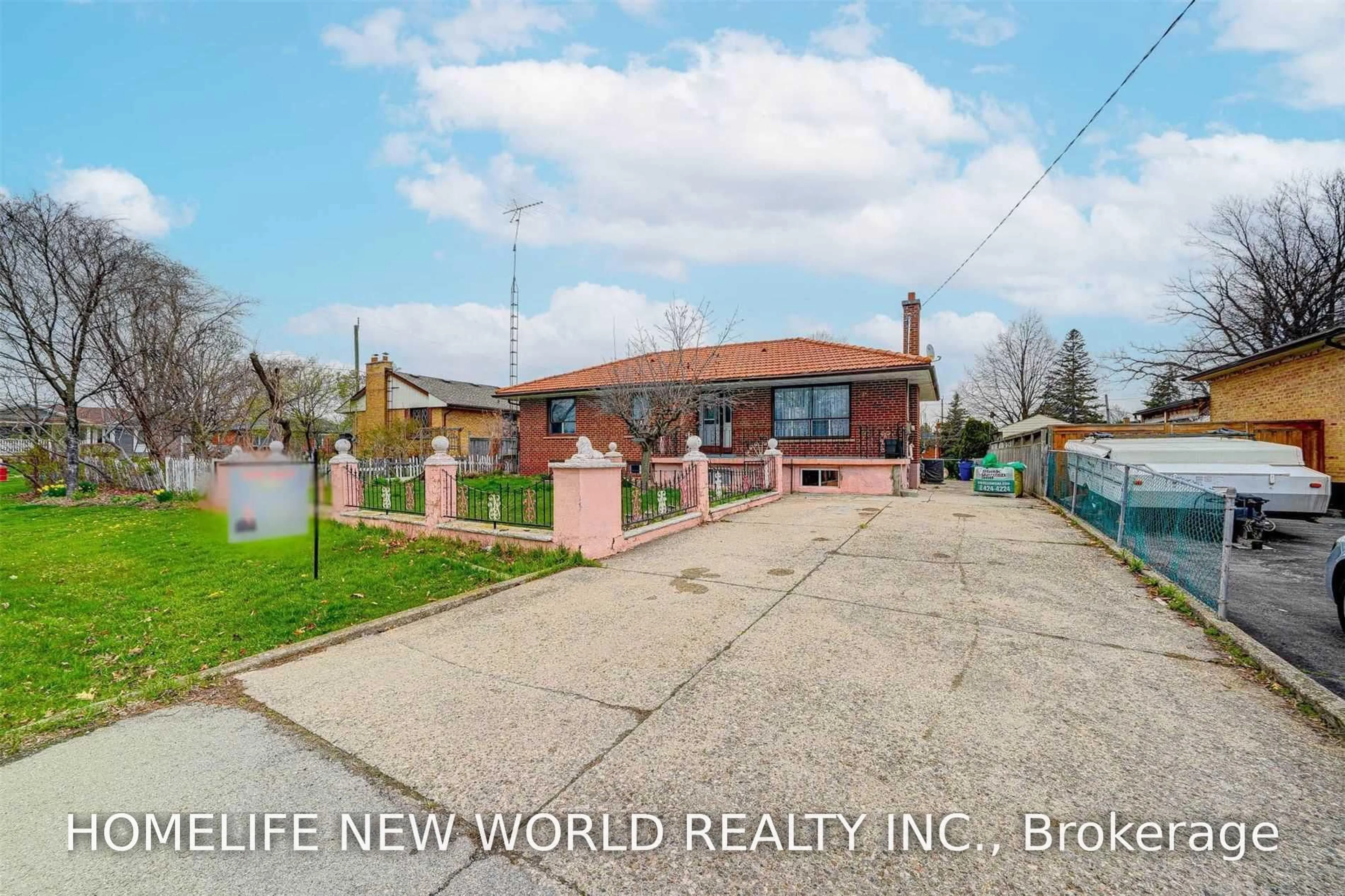 A pic from outside/outdoor area/front of a property/back of a property/a pic from drone, street for 349 Woodale Ave, Oakville Ontario L6K 2N8